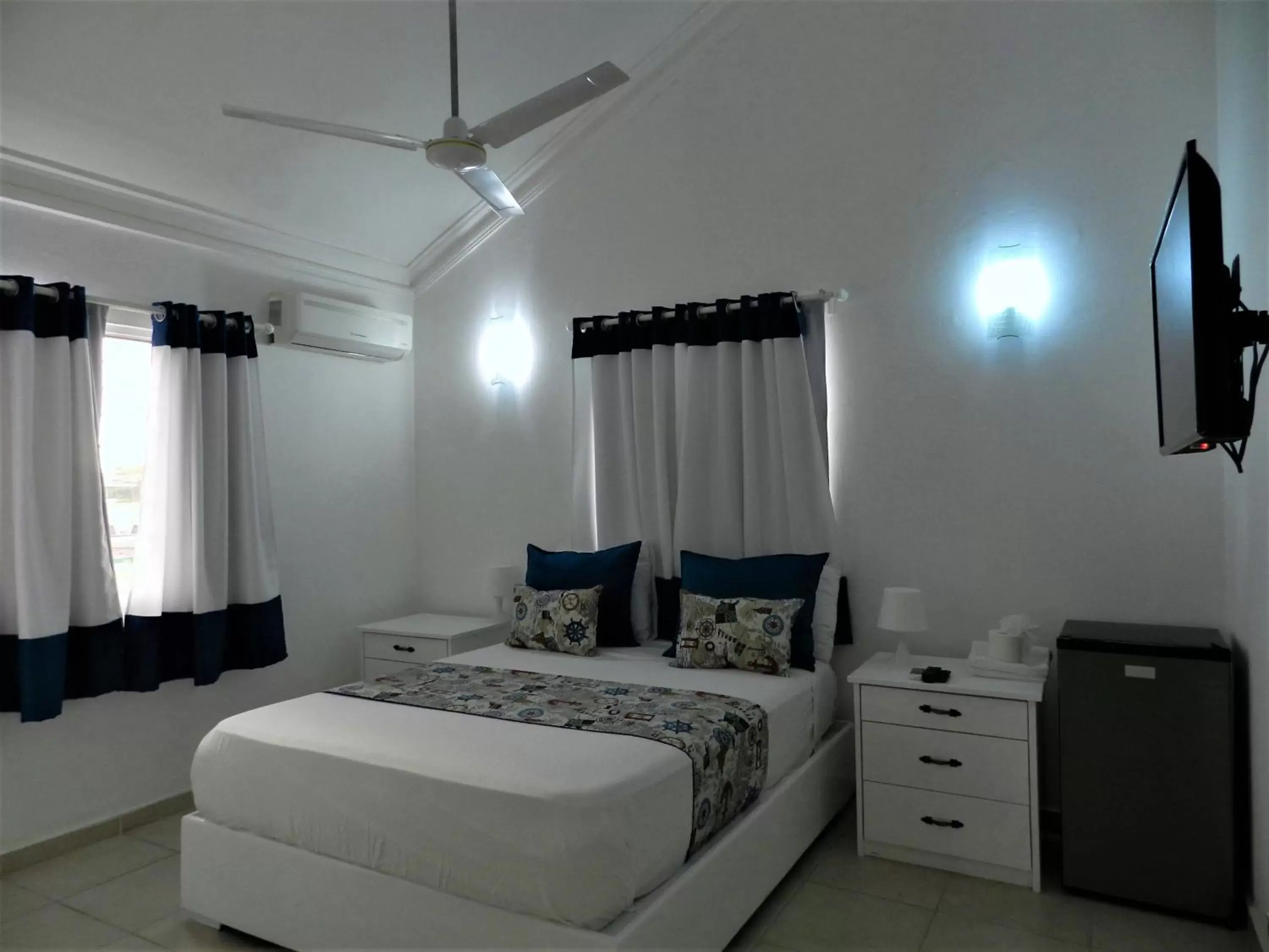 TV and multimedia, Bed in Karimar Beach Condo Hotel