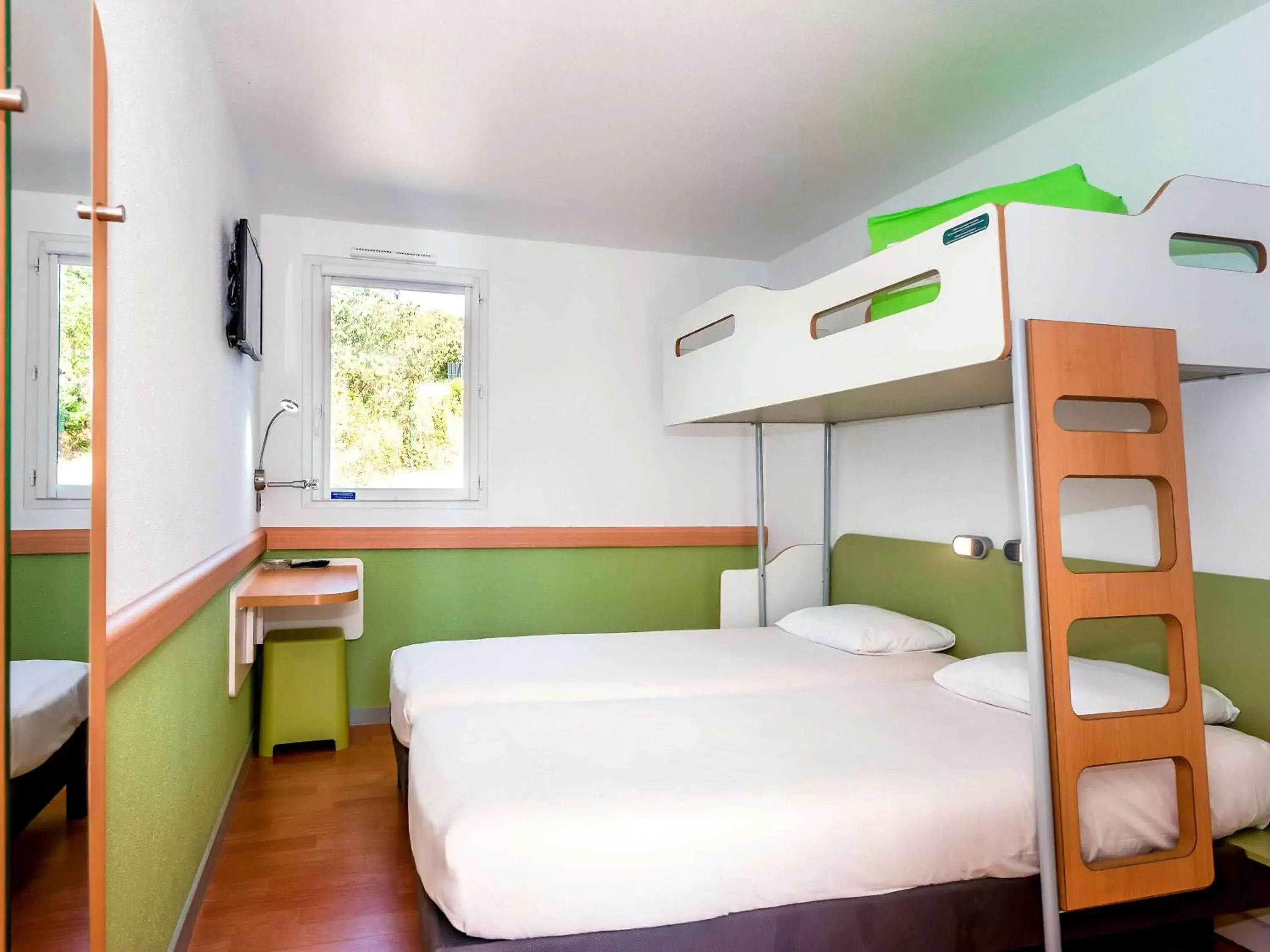 Photo of the whole room, Bunk Bed in ibis budget Nimes Marguerittes - A9