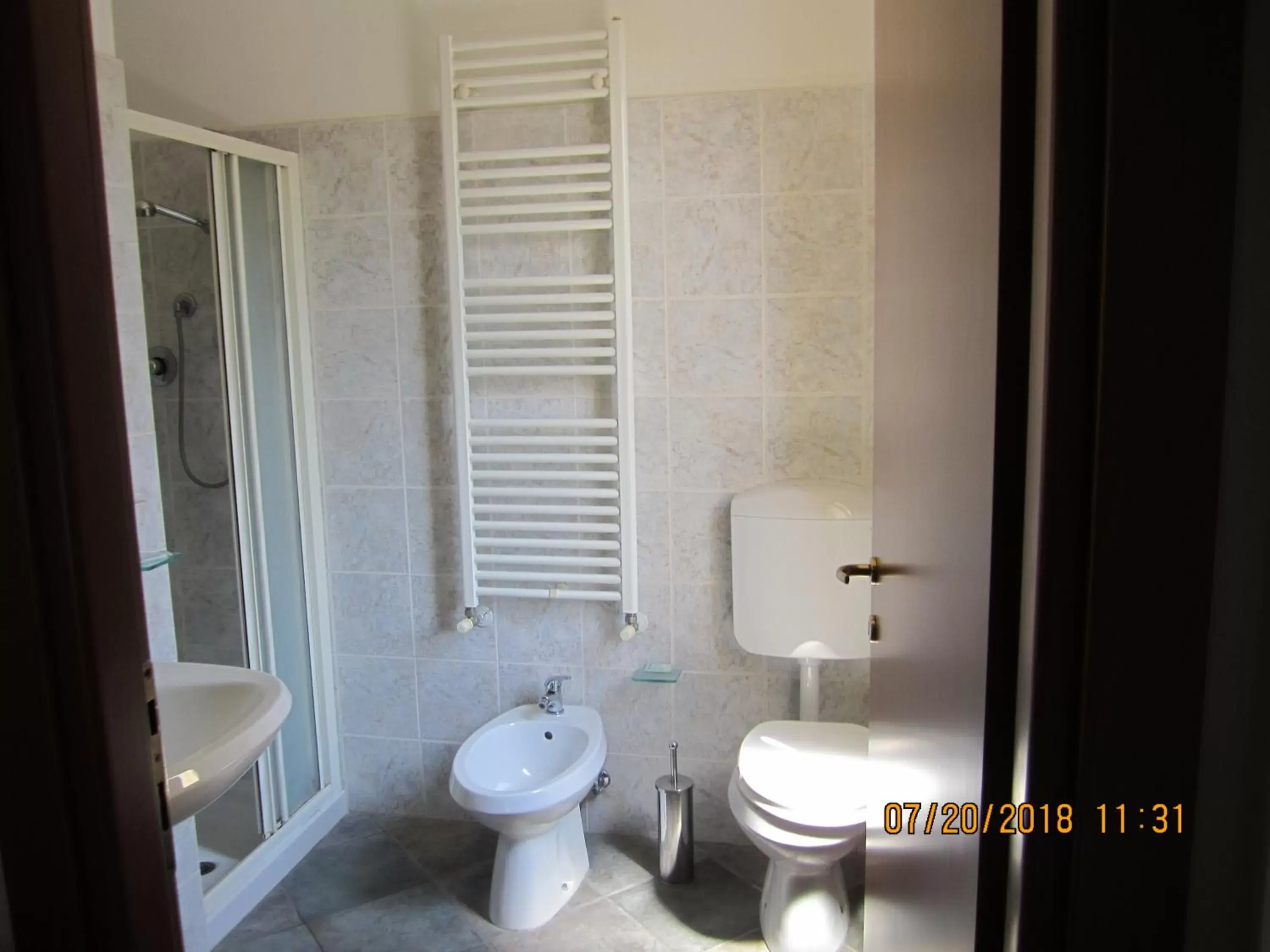 Bathroom in Adelphi Room & Breakfast