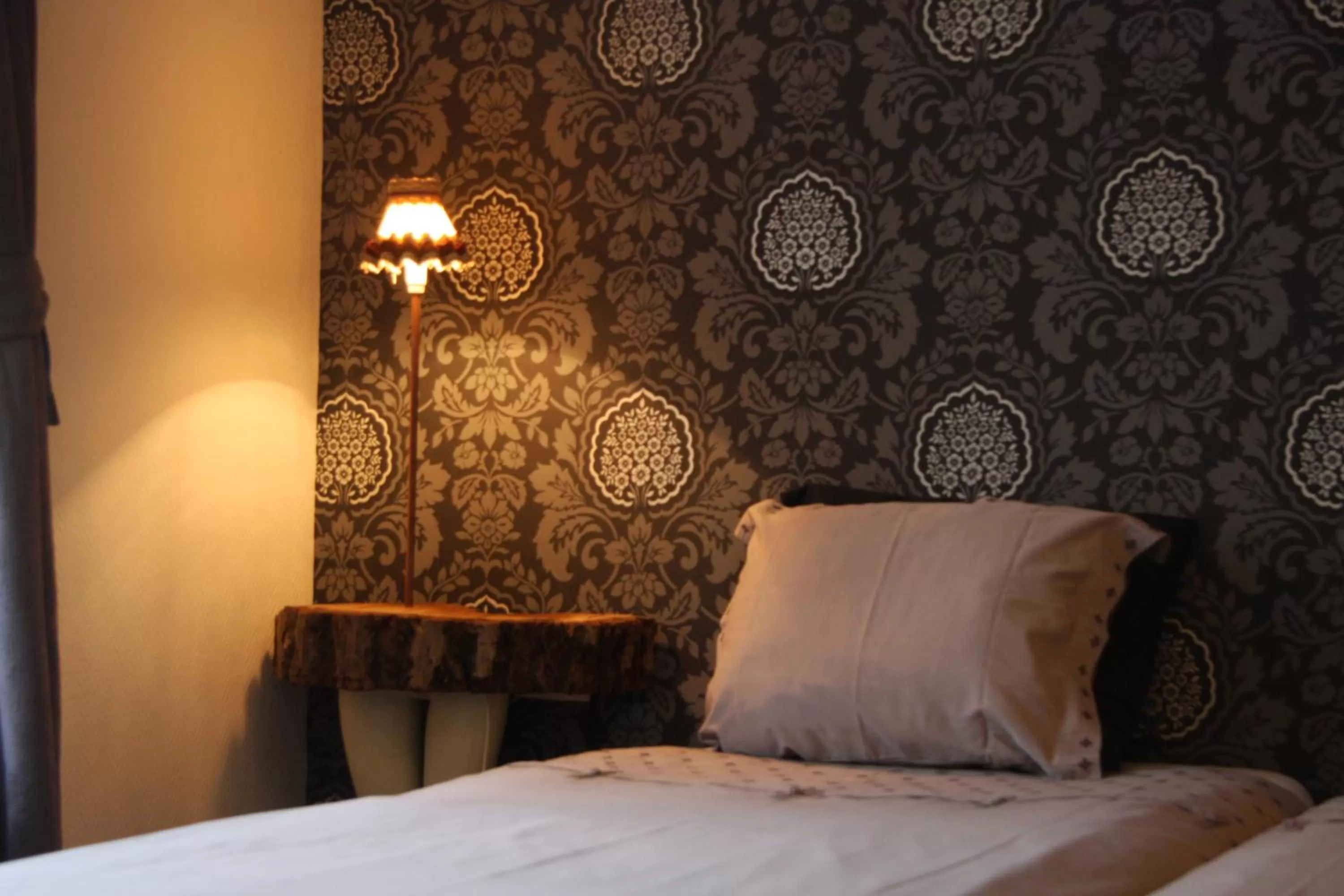 Bed in B&B Montenakerhof