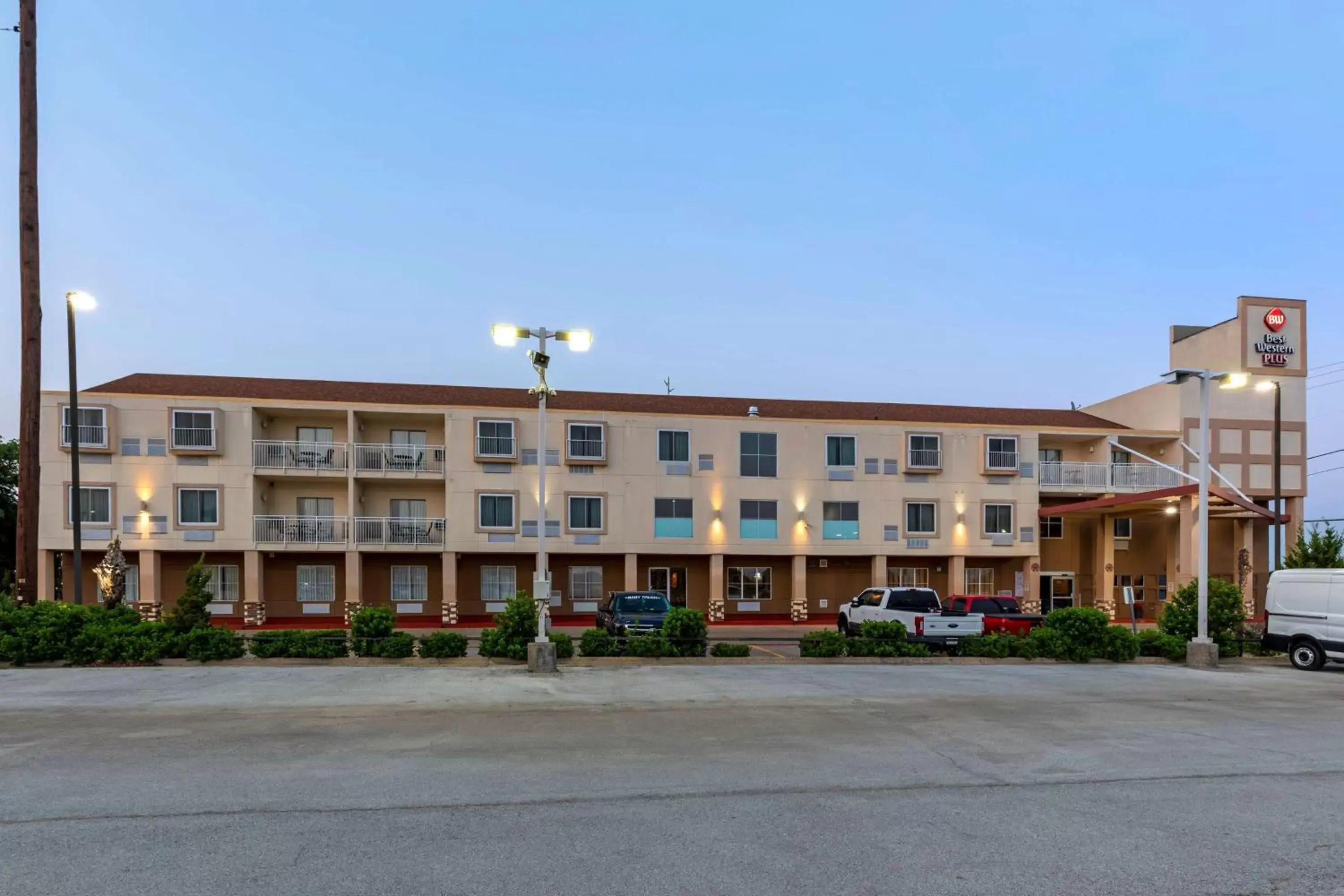 Property Building in Best Western PLUS Rockwall Inn & Suites