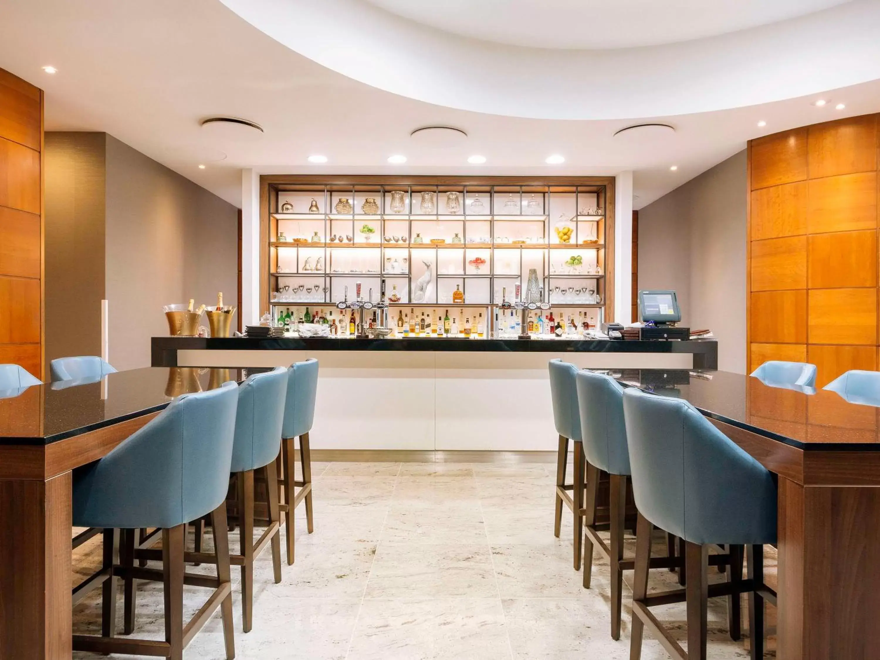 Lounge or bar, Restaurant/Places to Eat in Sofitel London Gatwick