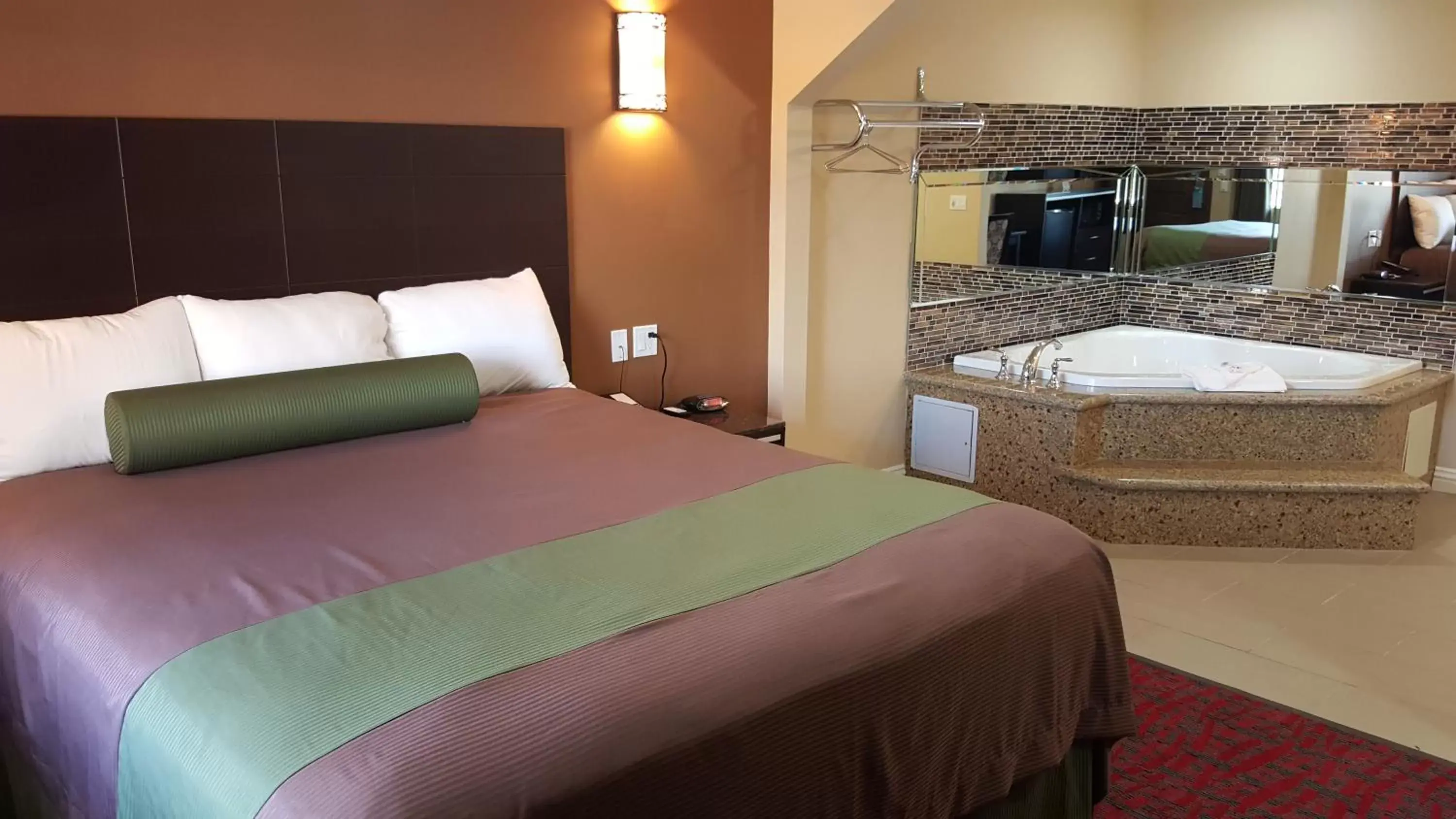 Bedroom, Bed in Travelodge Inn & Suites by Wyndham Bell Los Angeles Area