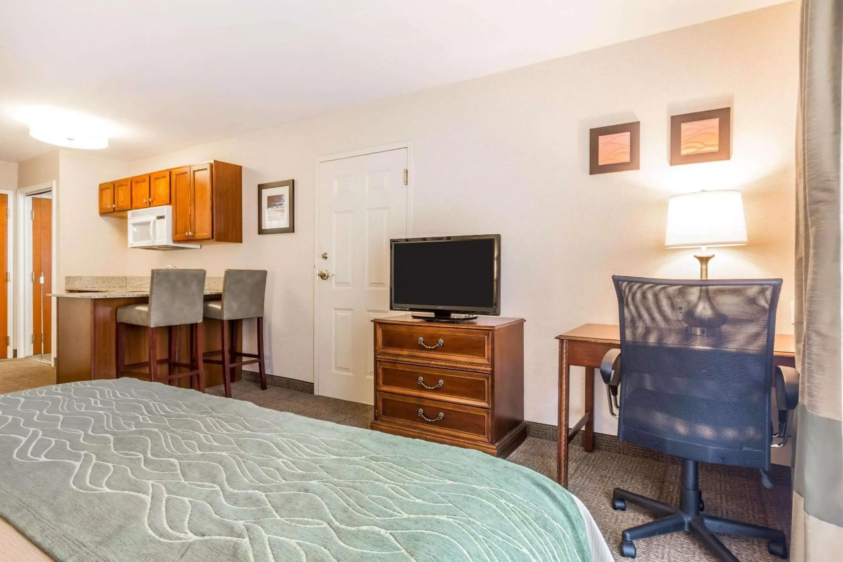 Photo of the whole room, TV/Entertainment Center in Comfort Inn & Suites South Burlington