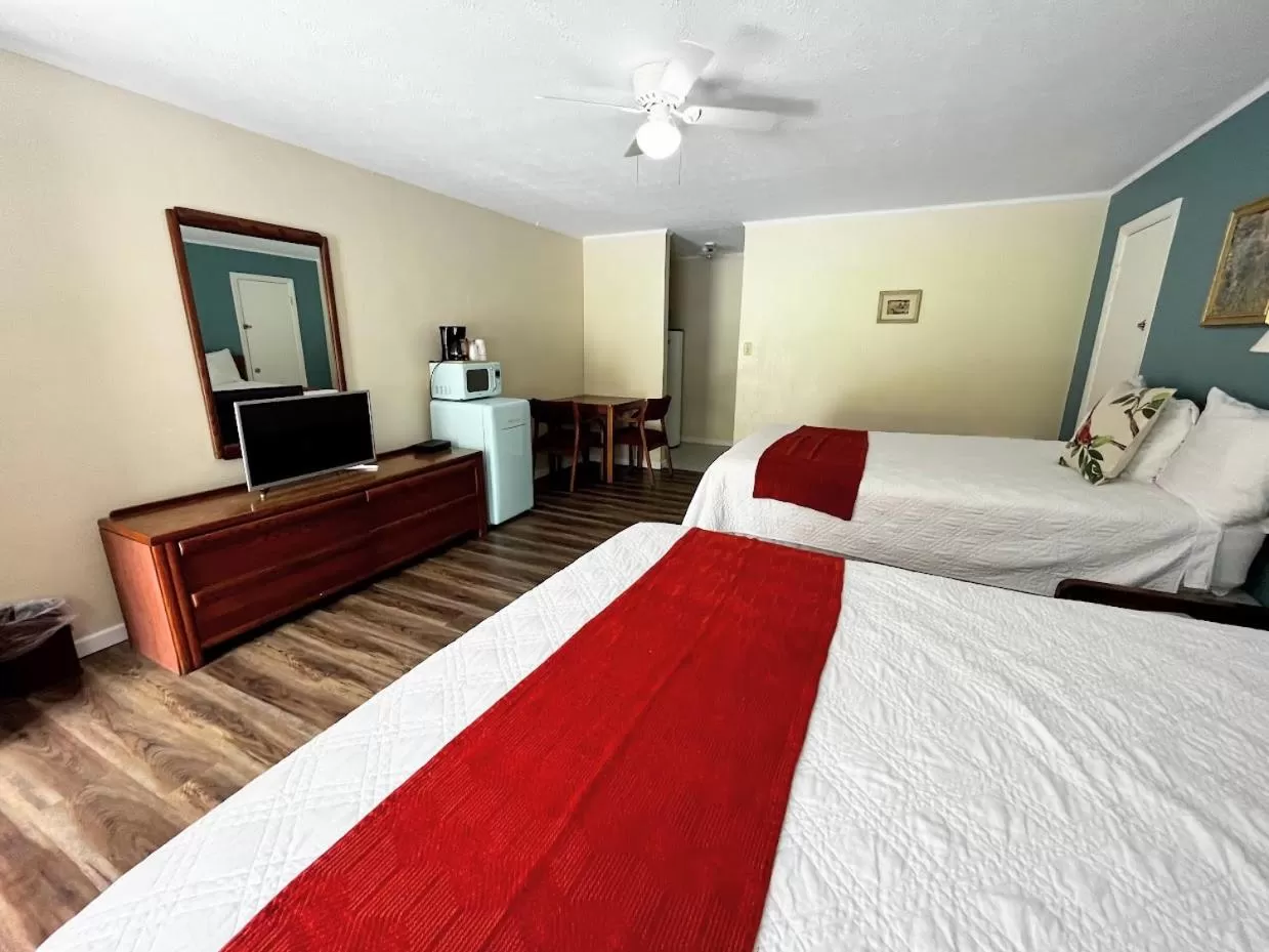 Bed in Meadowlark Motel with Restaurant & Bar