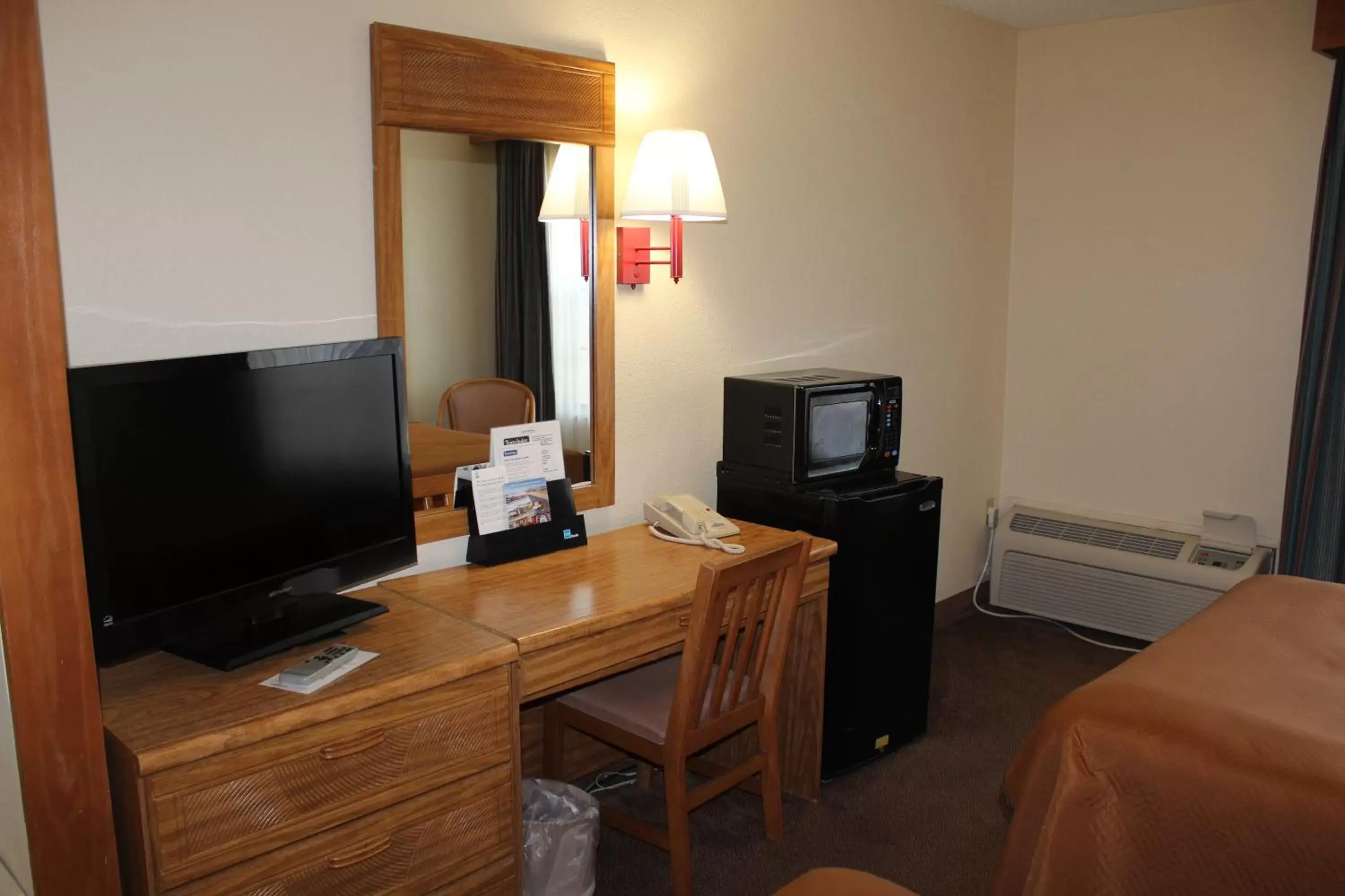 Bedroom, TV/Entertainment Center in Travelodge by Wyndham Perry GA