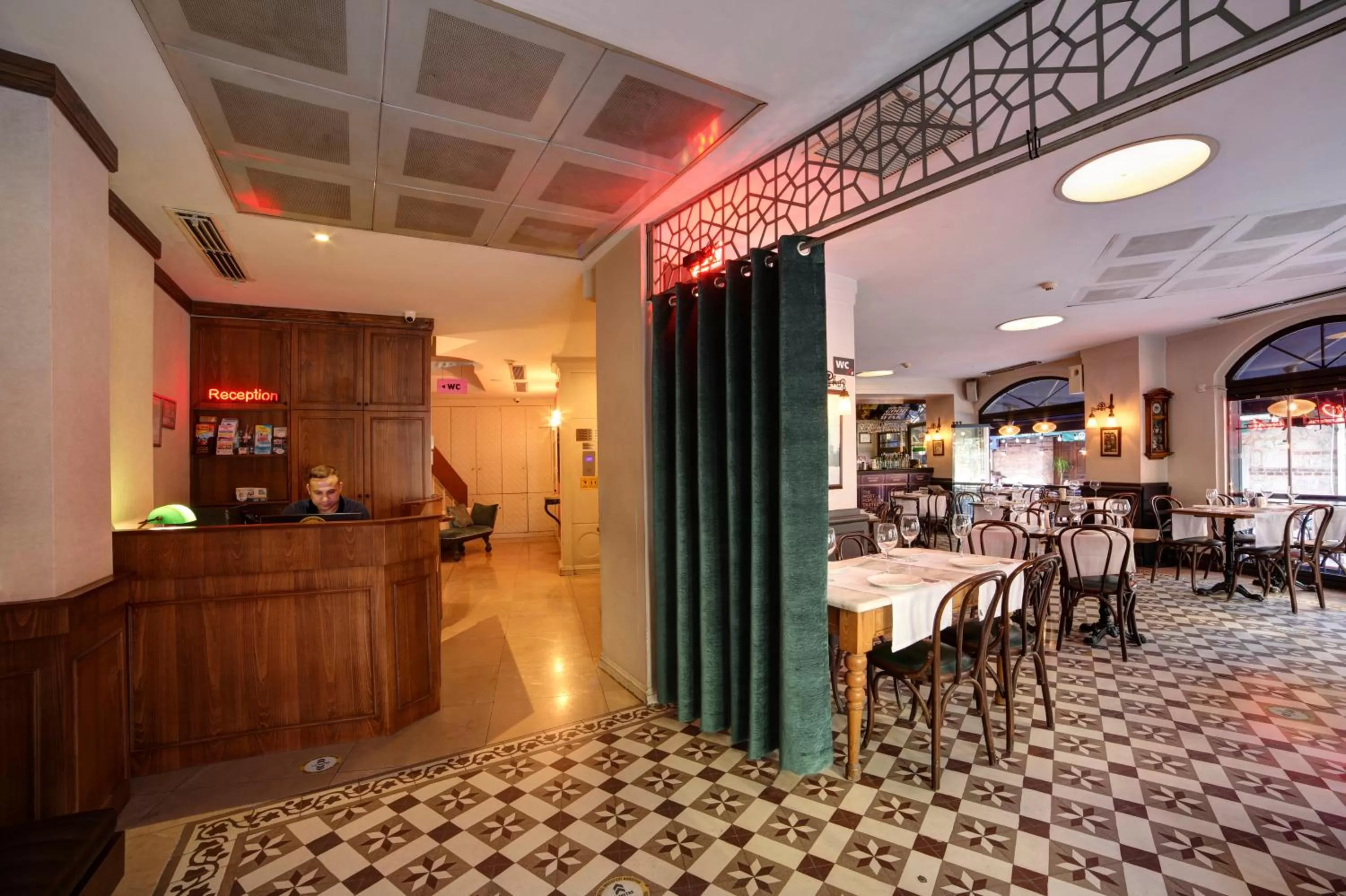 Restaurant/places to eat in Faros Hotel Old City - Special Category