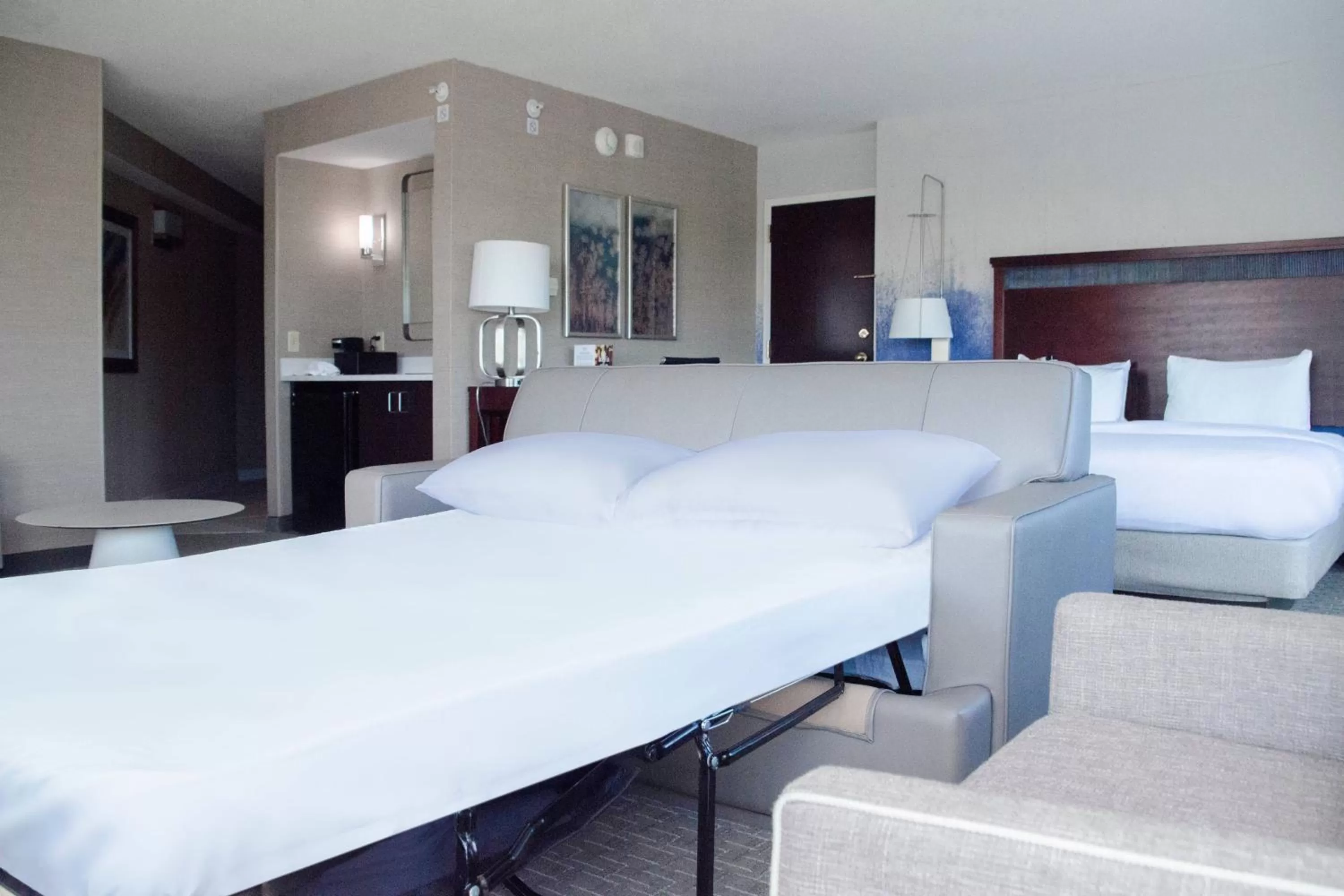 Photo of the whole room, Bed in Minneapolis Marriott West