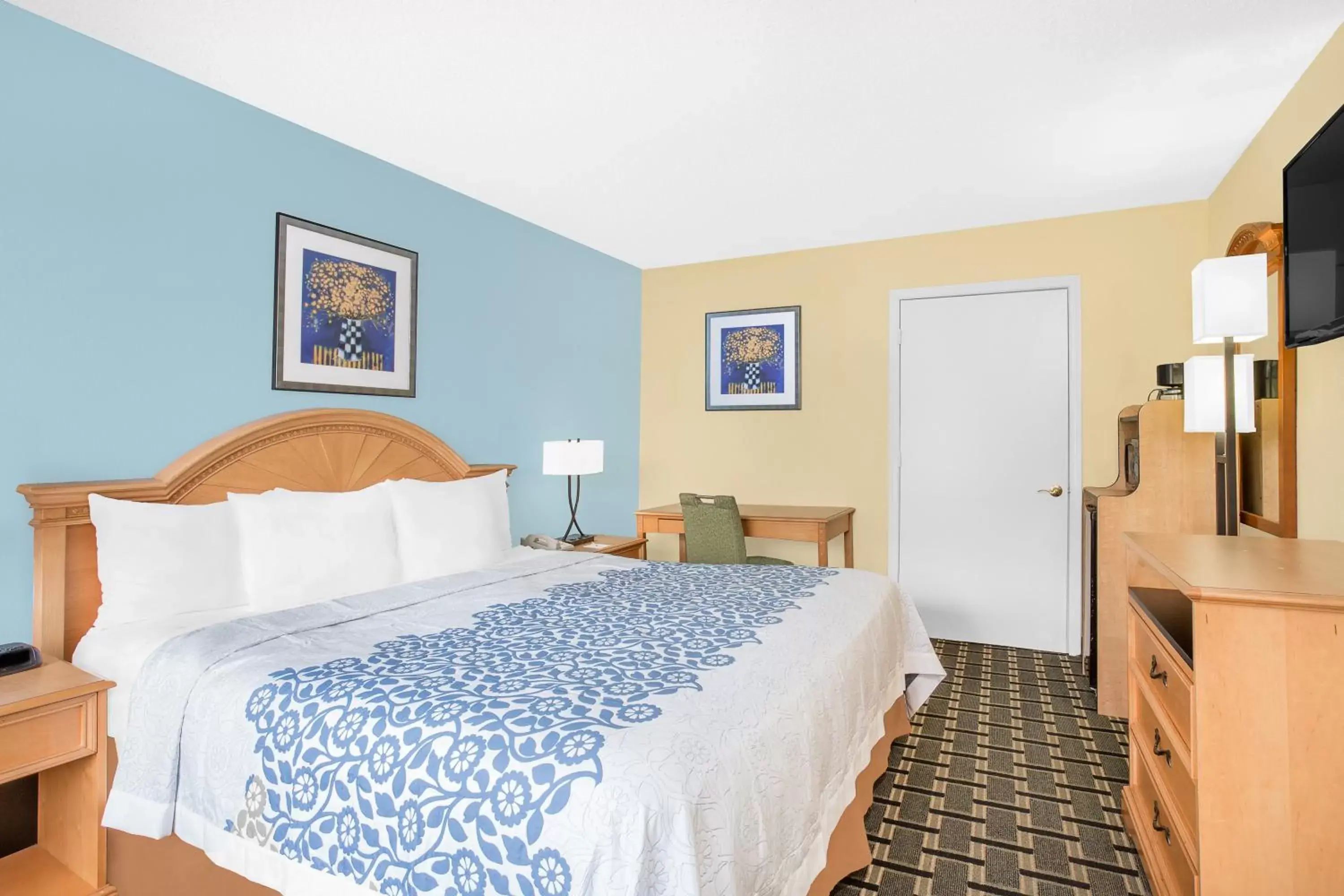 Bed in Days Inn by Wyndham Ruther Glen Kings Dominion Area