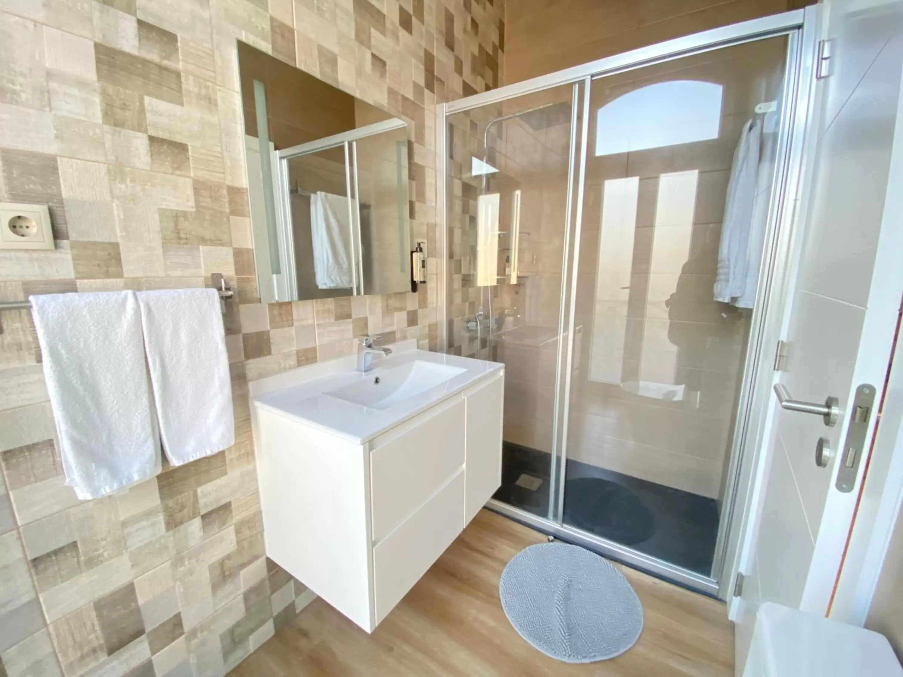Shower, Bathroom in Canto Doce