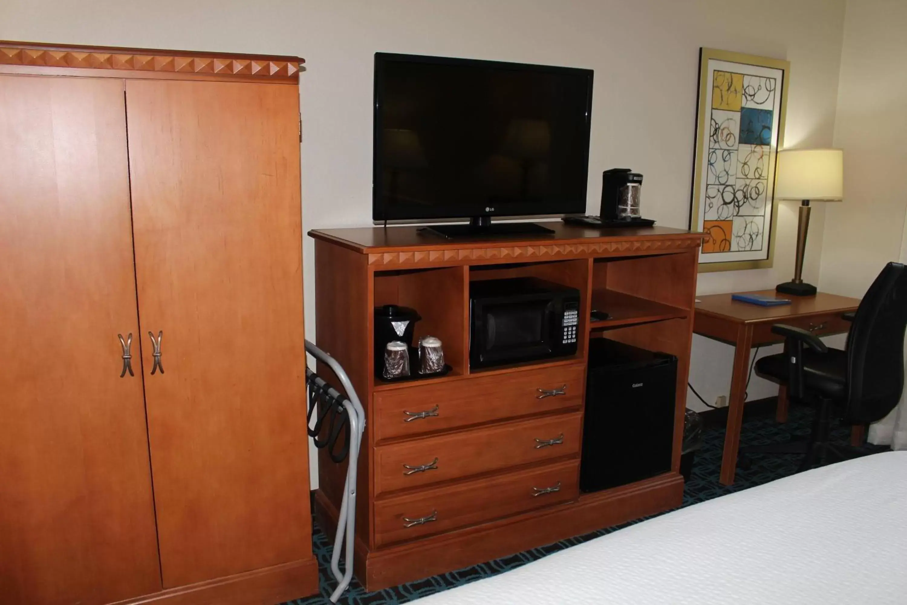 Photo of the whole room, TV/Entertainment Center in Fairfield Inn & Suites Kansas City Liberty