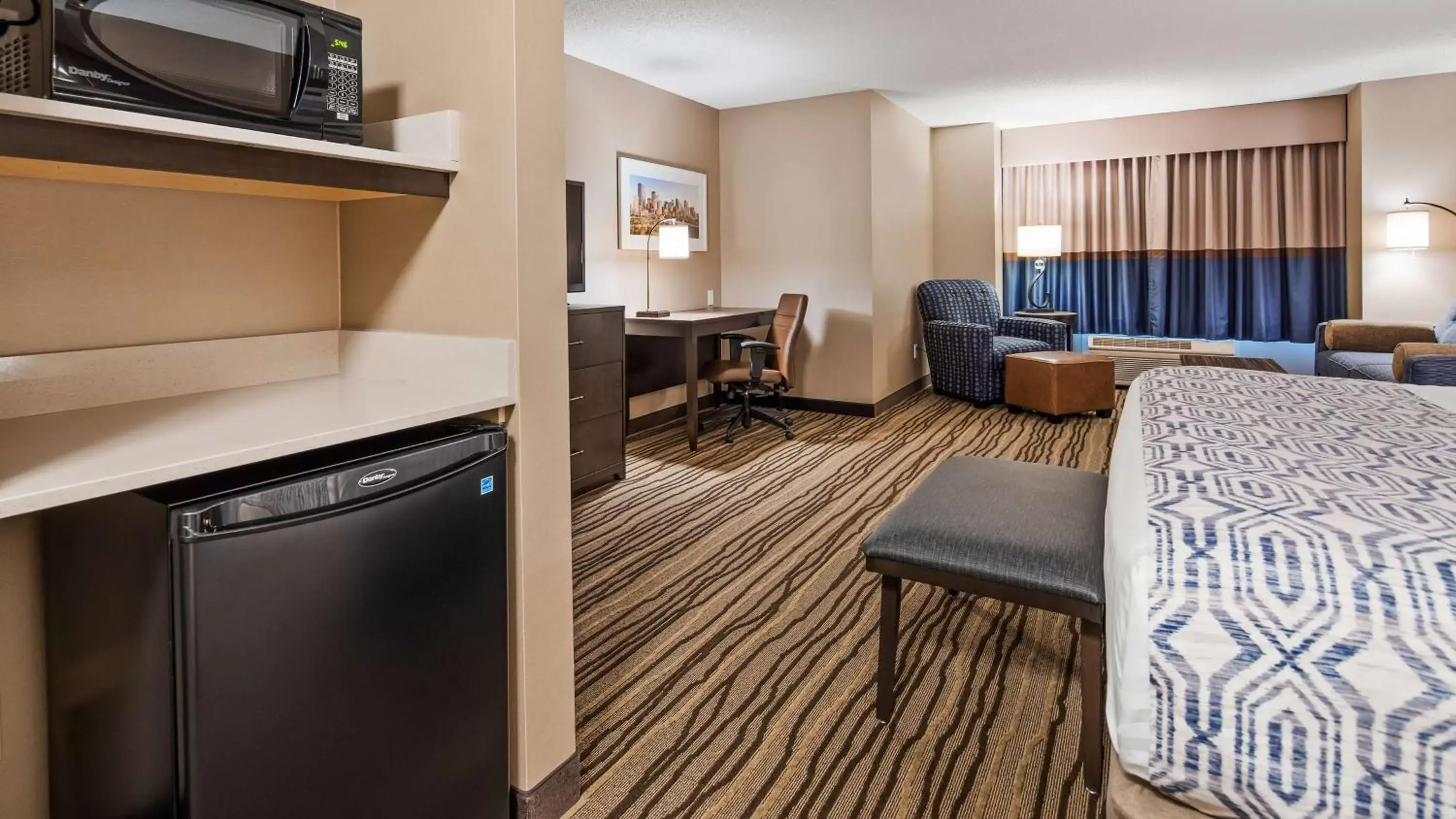 Photo of the whole room, TV/Entertainment Center in Best Western PLUS Calgary Centre Inn