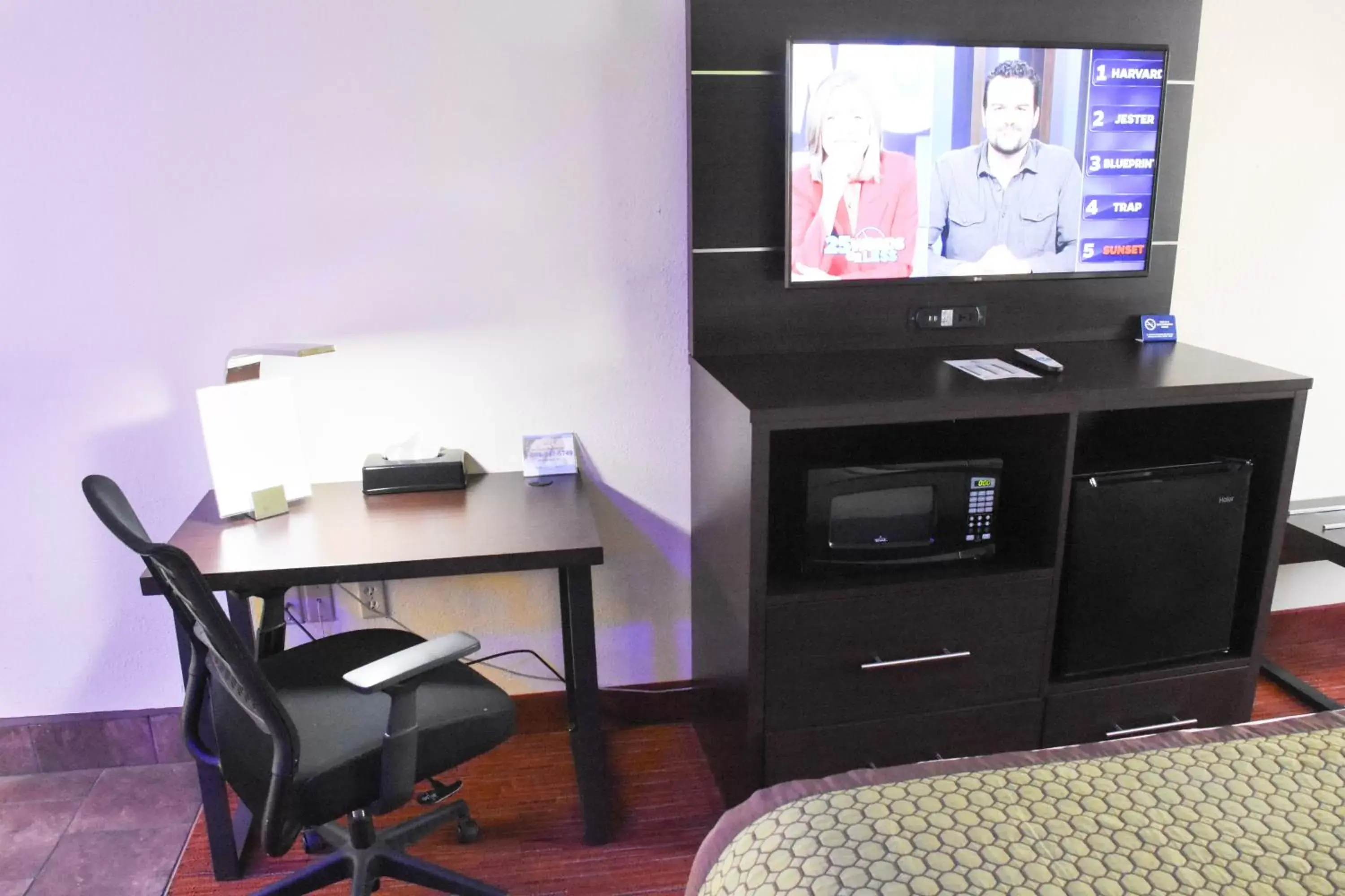 TV/Entertainment Center in SureStay Hotel by Best Western Manning