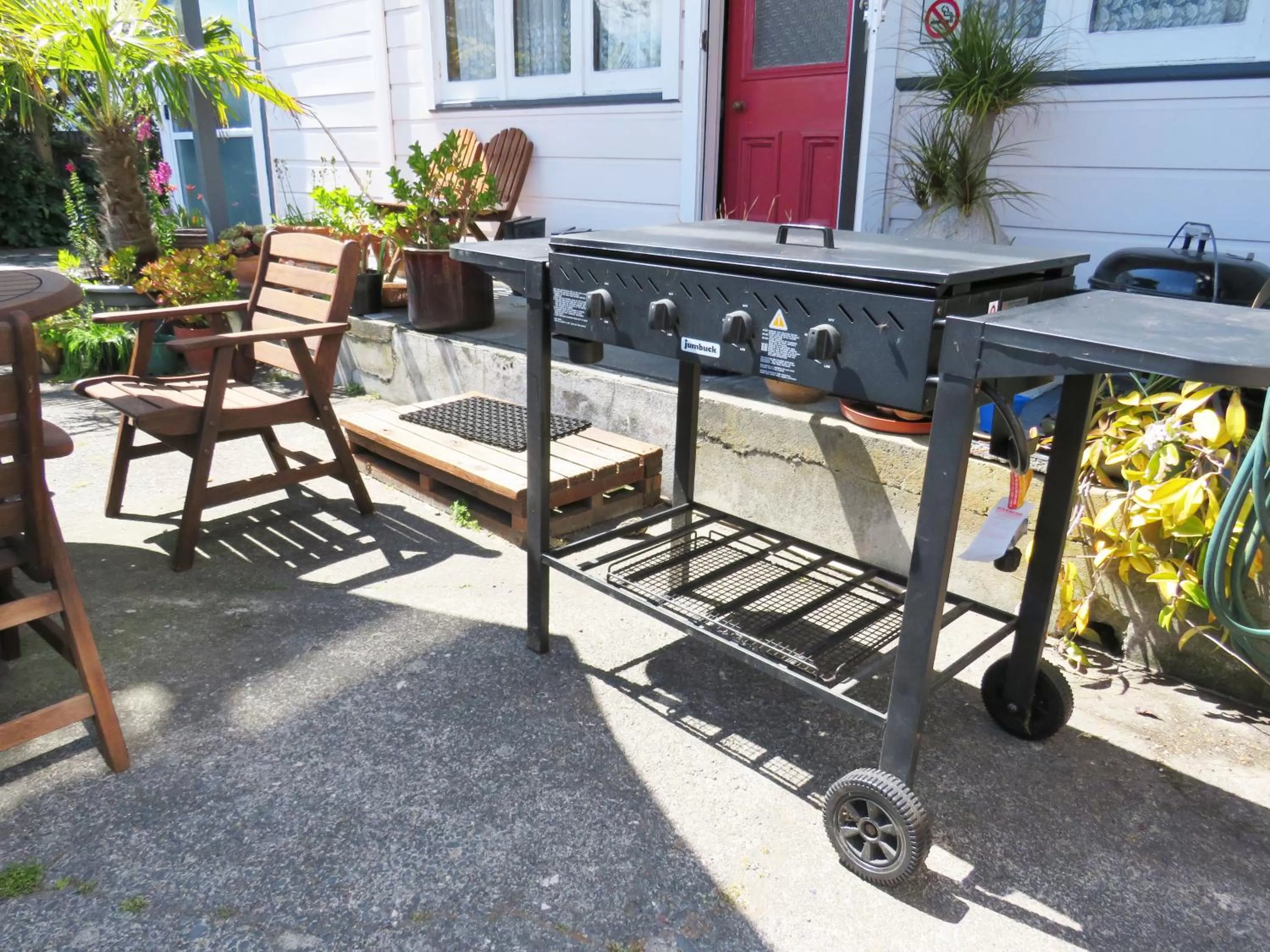 BBQ facilities in Braemar House B&B and YHA Hostel