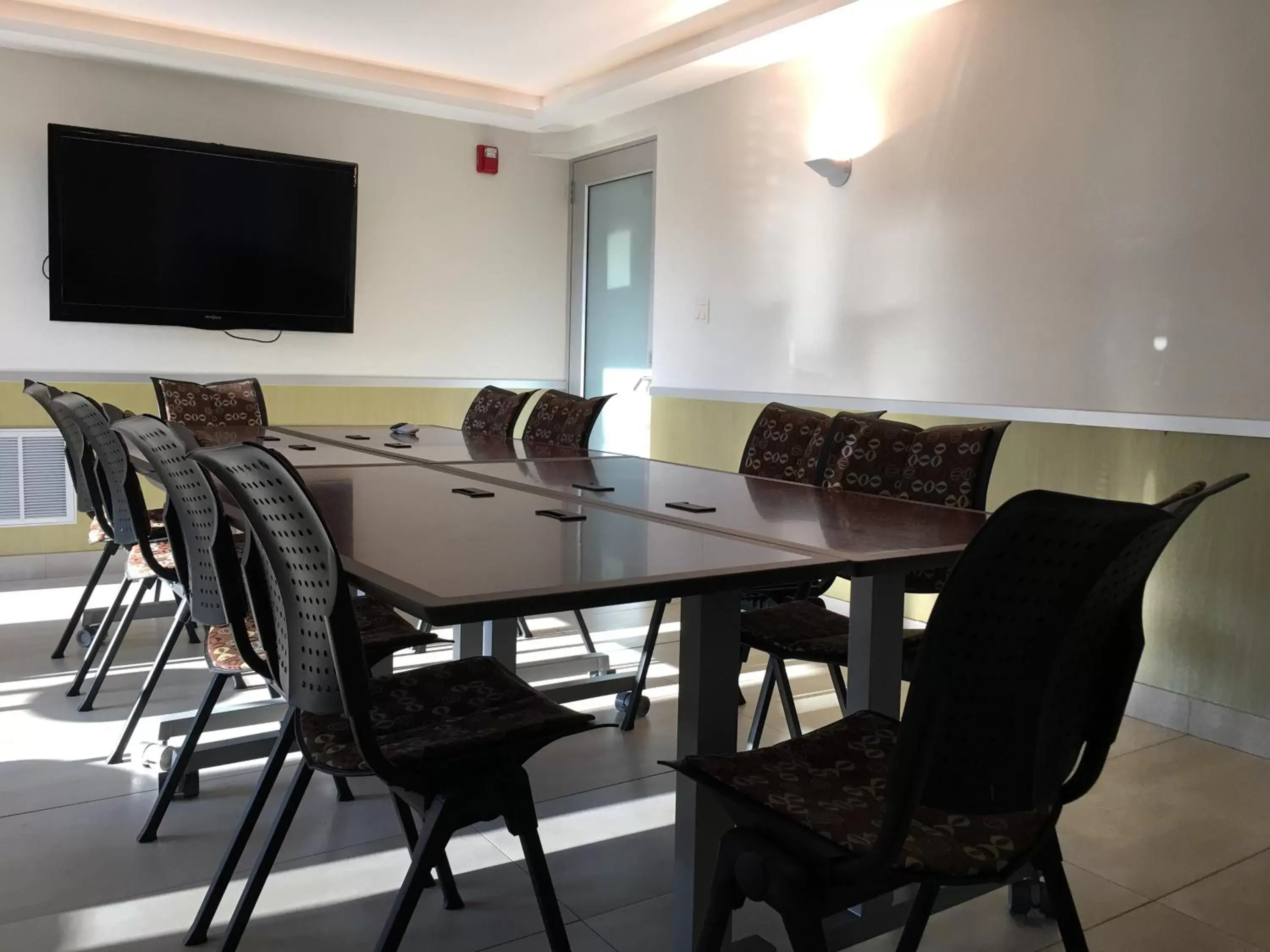 Meeting/conference room in Ramada by Wyndham Rockville Centre