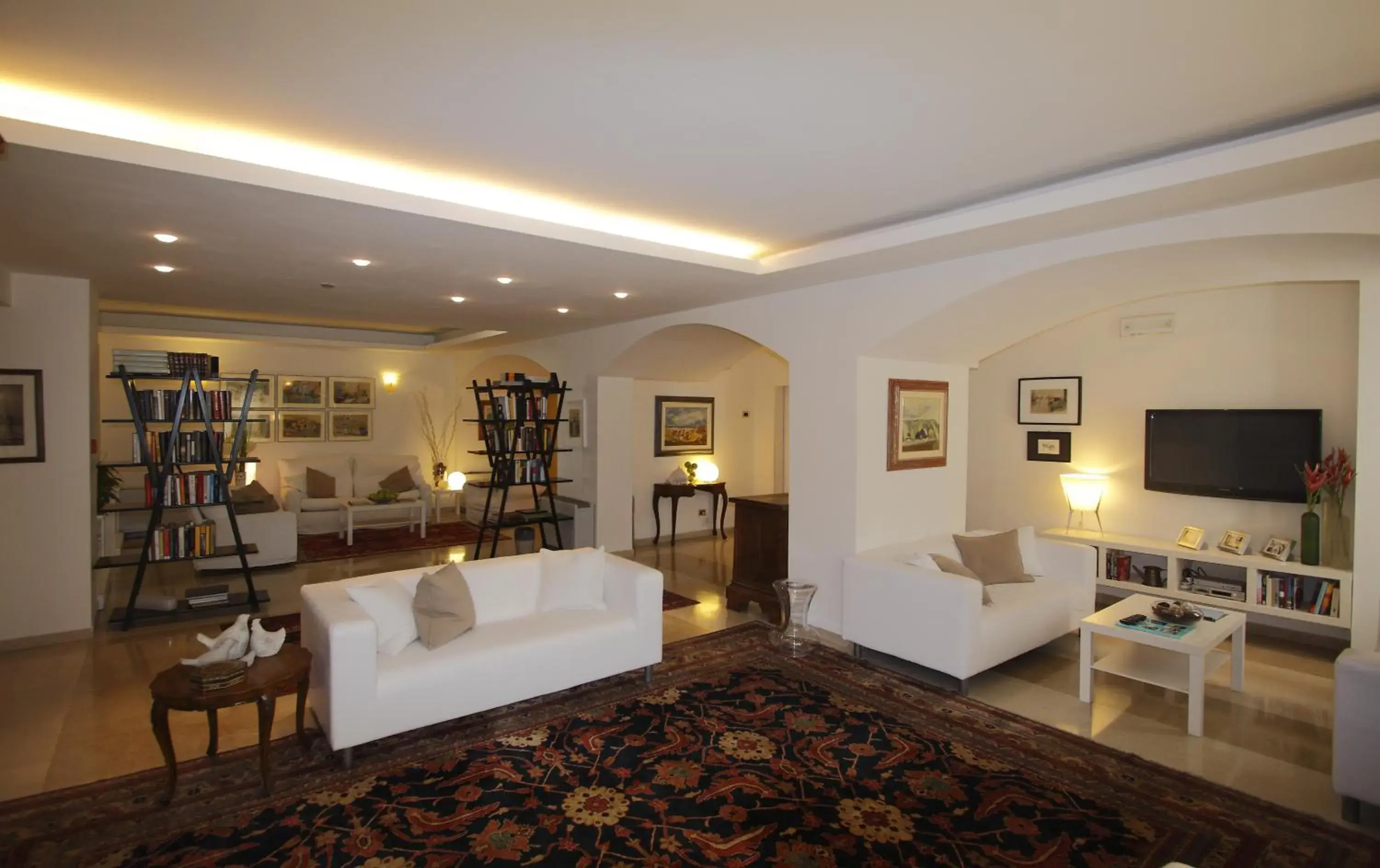 Communal lounge/ TV room in Hotel Principe