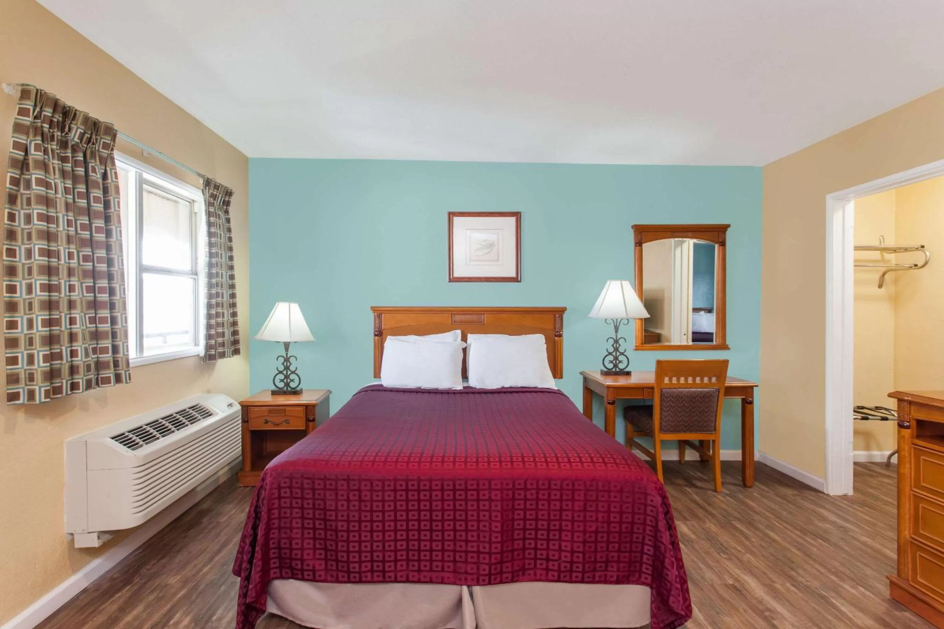 Photo of the whole room, Bed in Travelodge by Wyndham San Diego SeaWorld