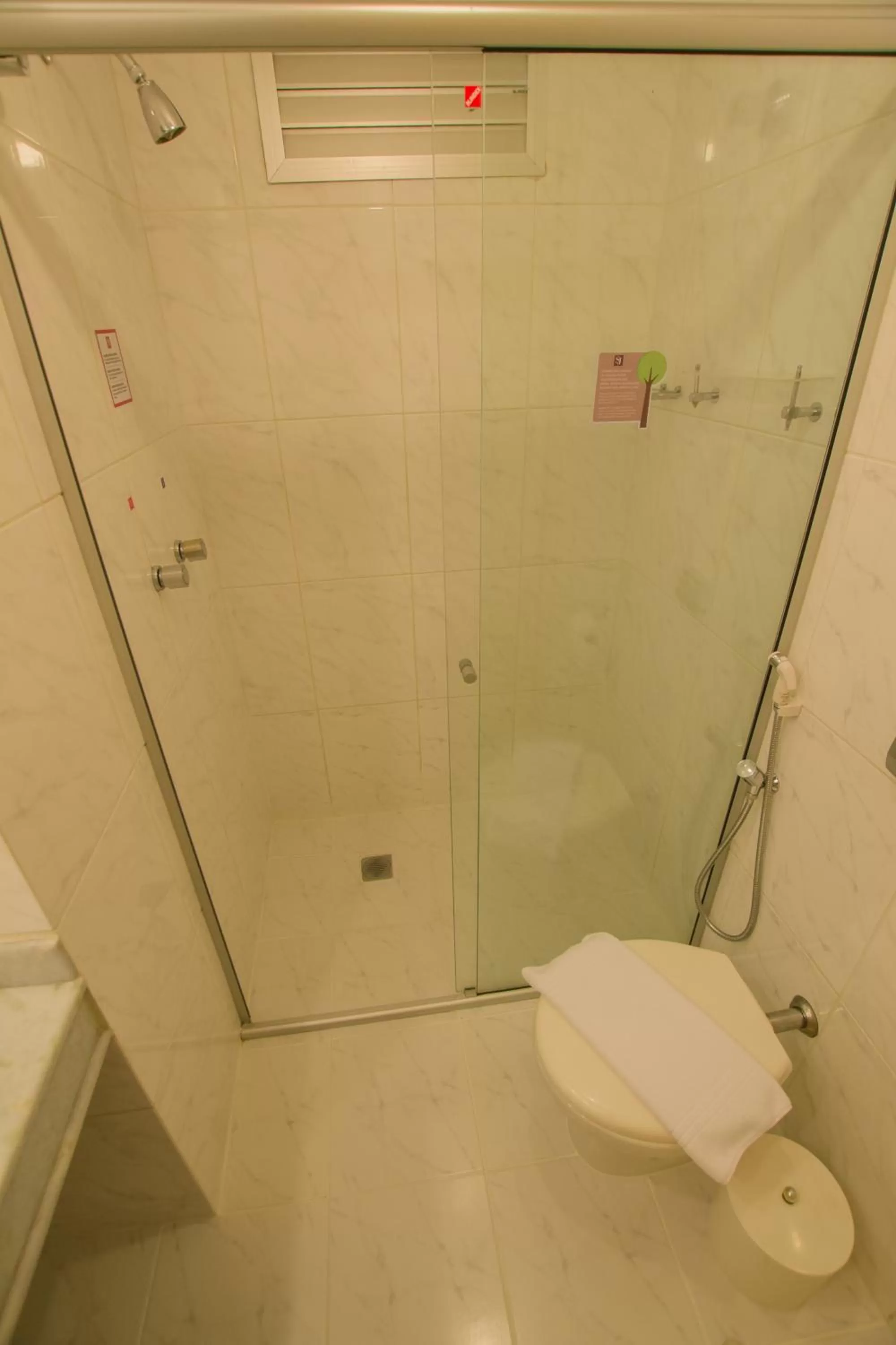 Bathroom in SJ Executive - San Juan Curitiba