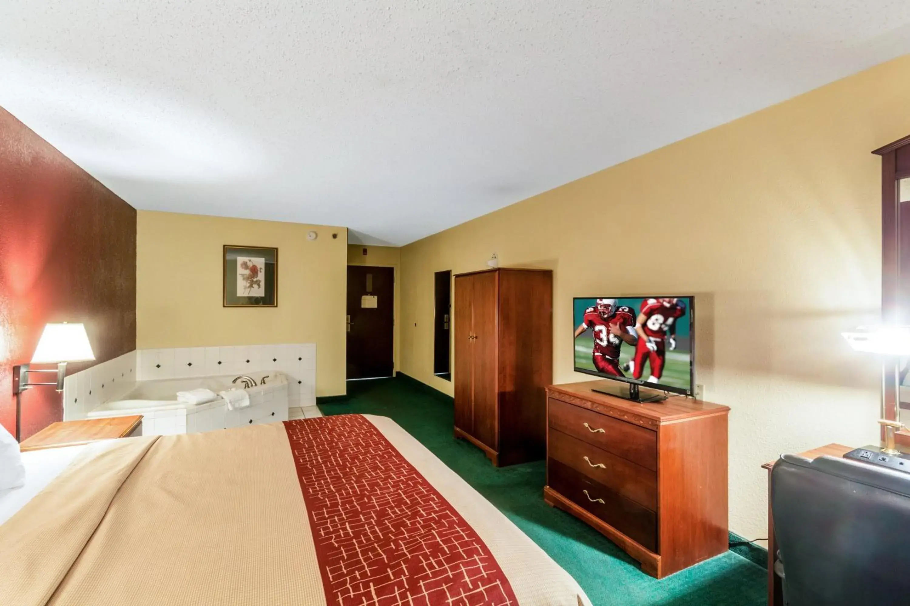 Photo of the whole room, TV/Entertainment Center in Red Roof Inn Morehead