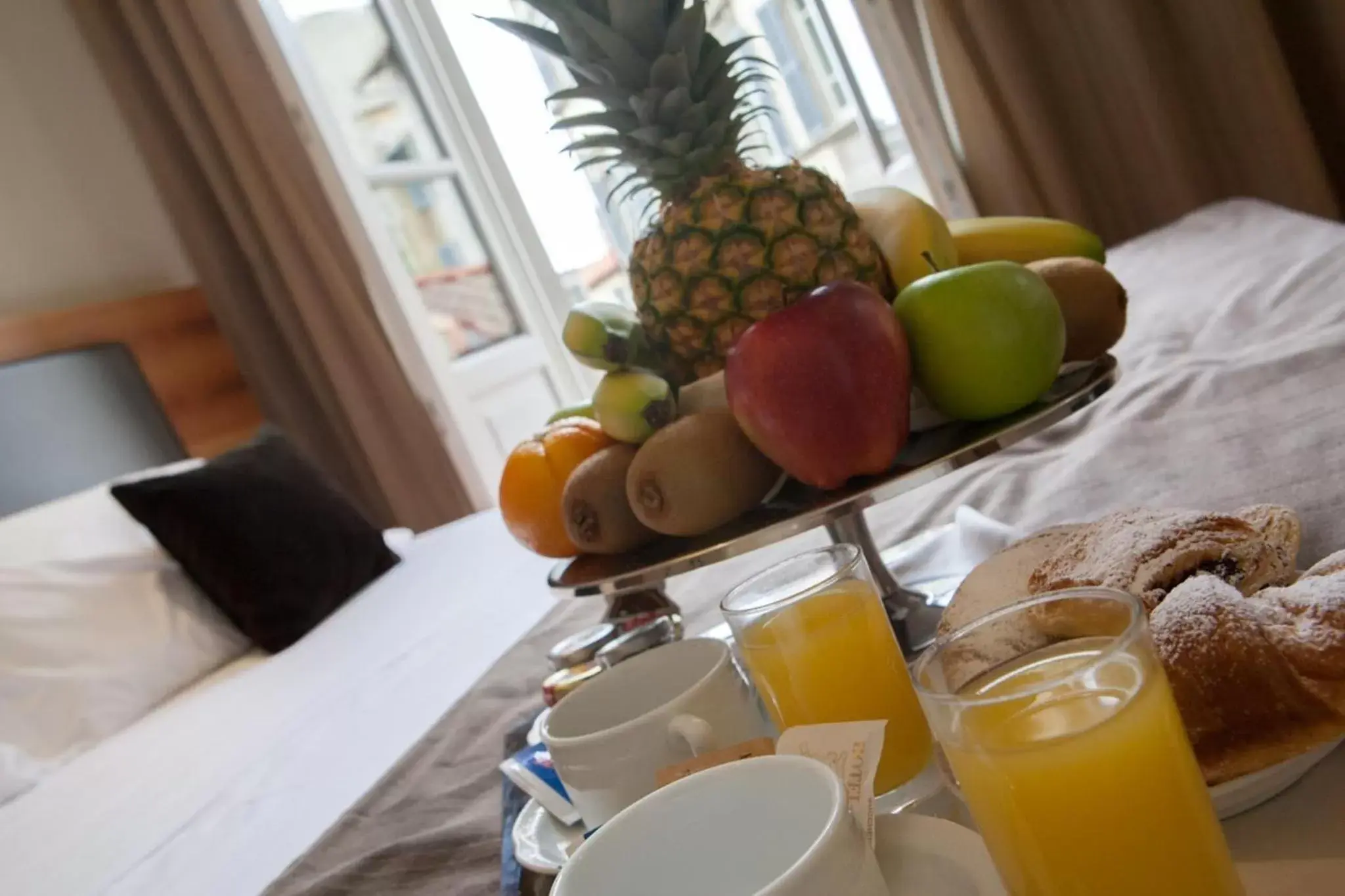 Bed, Breakfast in Hotel Embassy