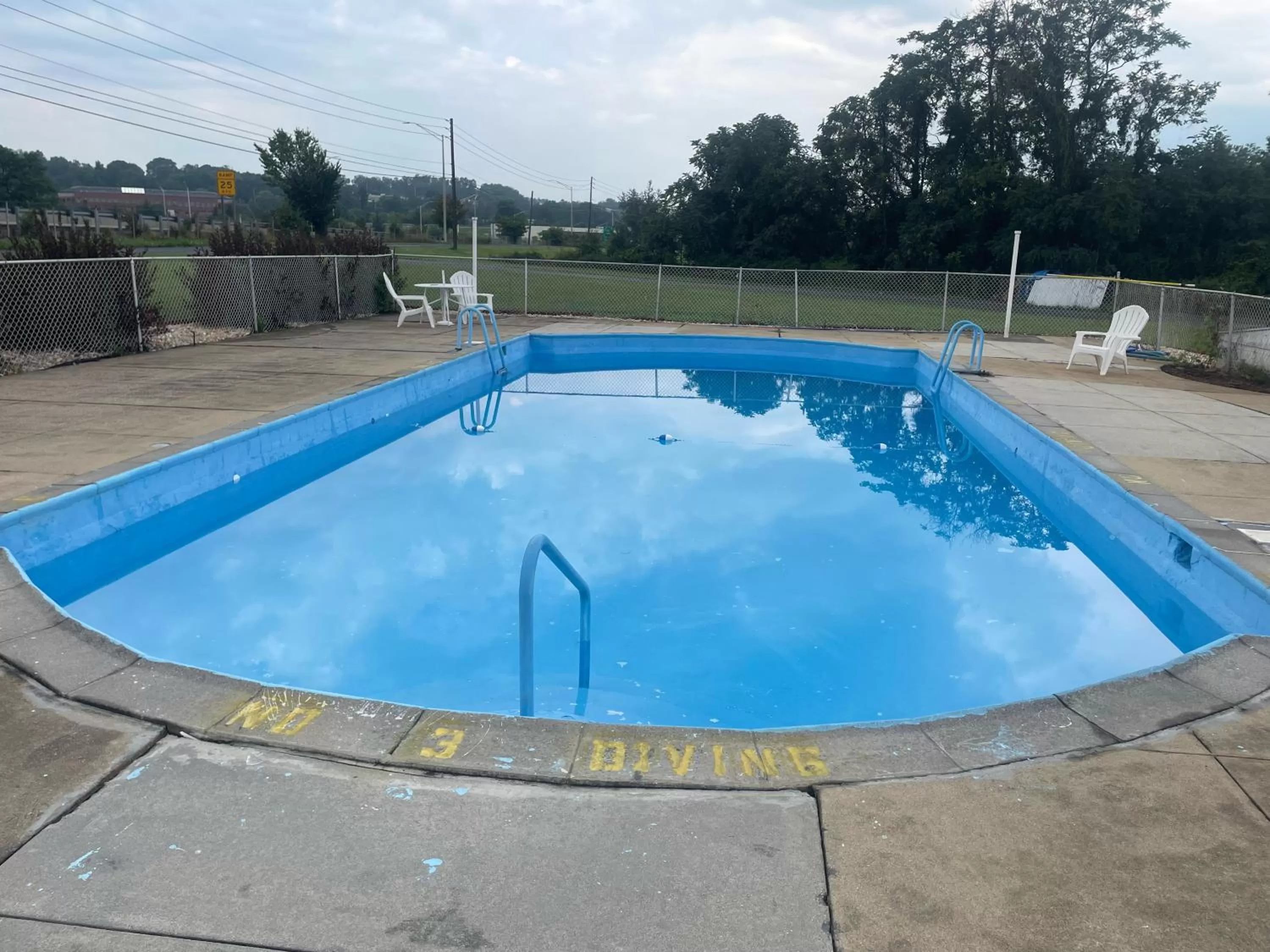 Swimming pool in Econo Lodge Mechanicsburg - Harrisburg West