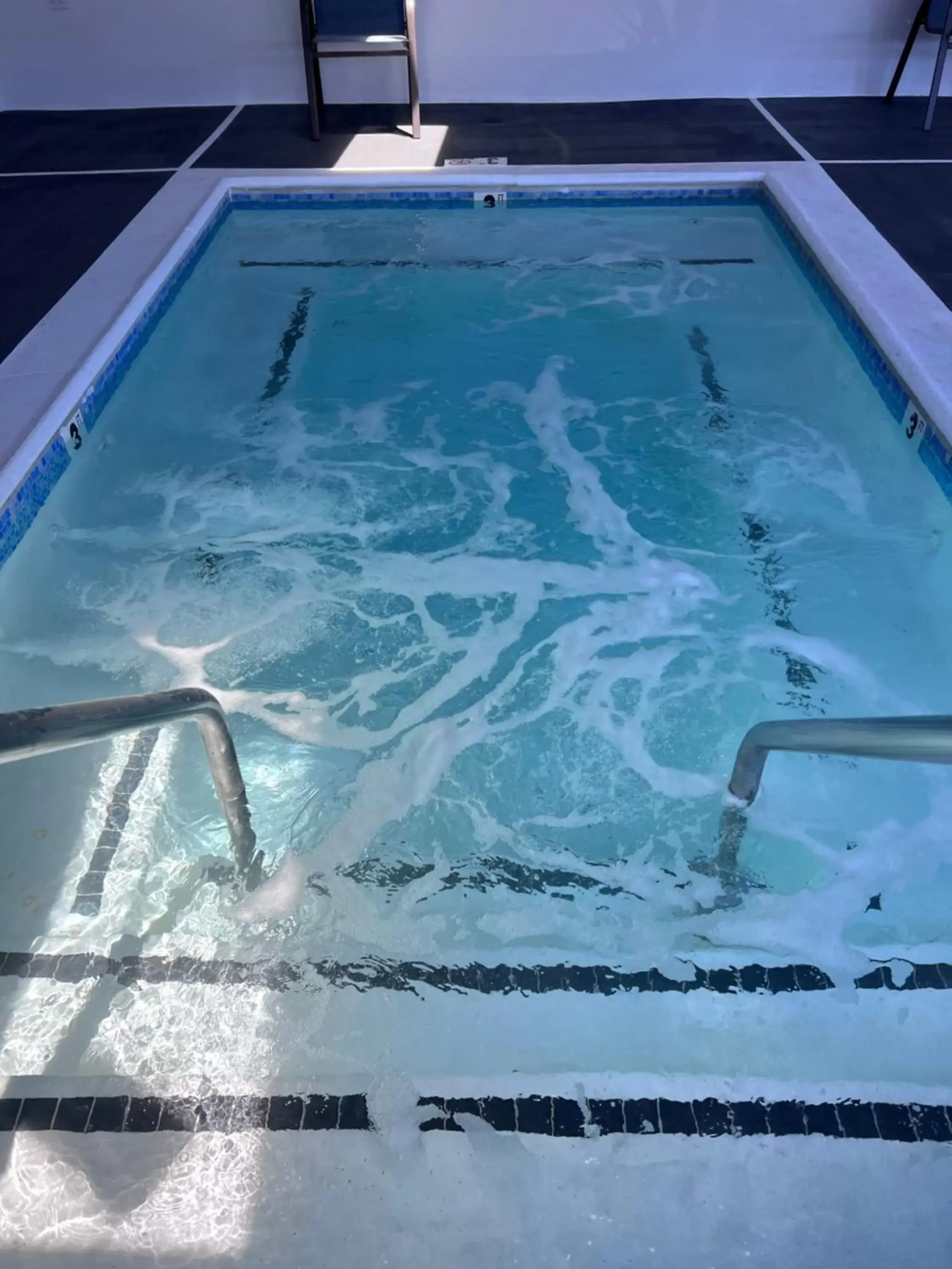 Hot Tub, Swimming Pool in Surf City Inn & Suites