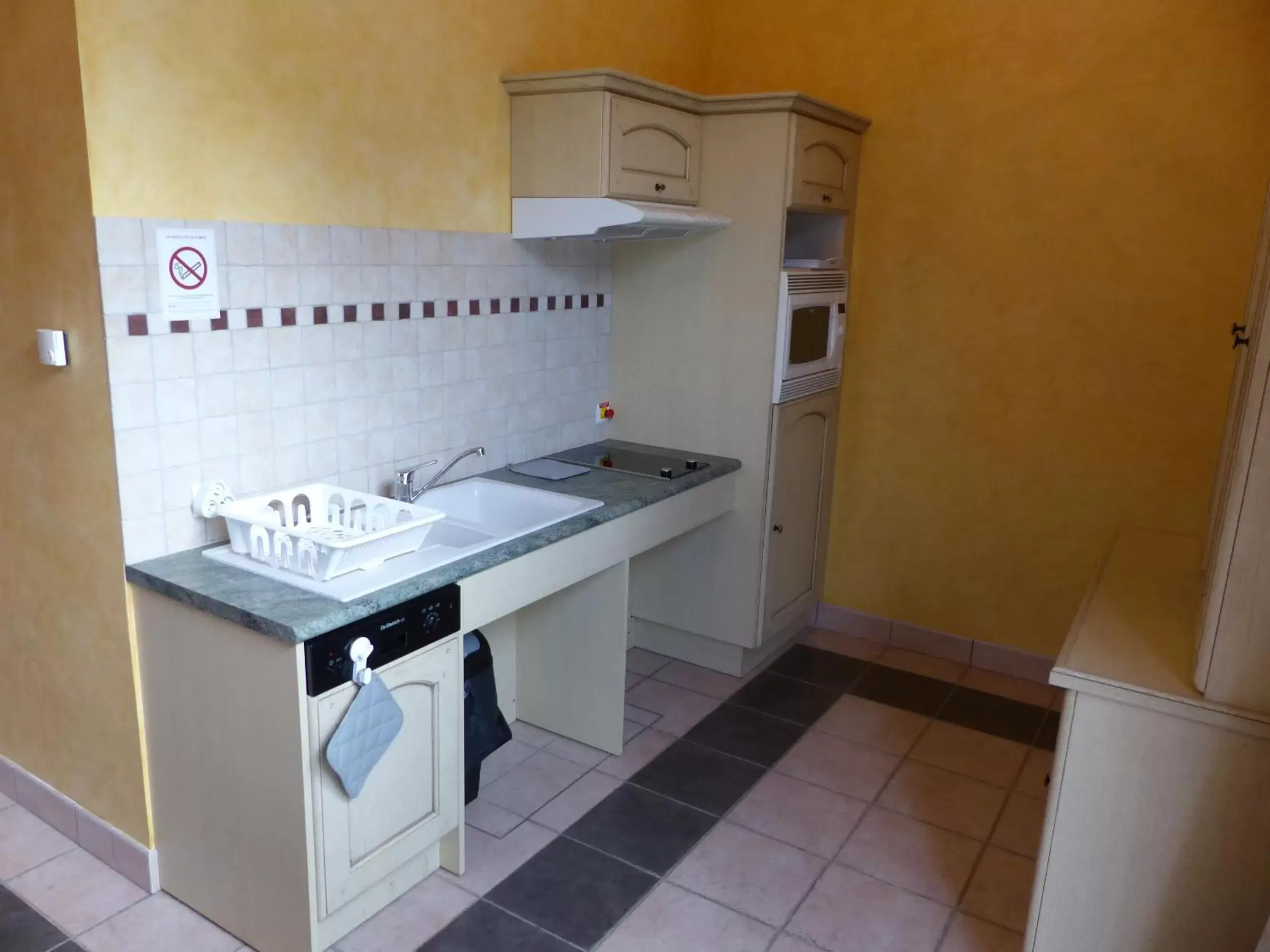 Kitchen or kitchenette, Kitchen/Kitchenette in B&B Domaine de La Corbe