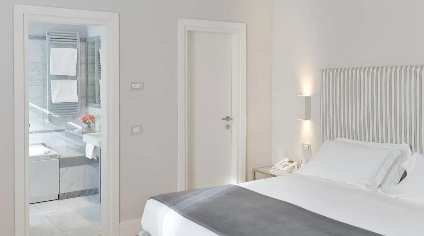 Bathroom, Bed in Grand Hotel Croce Di Malta