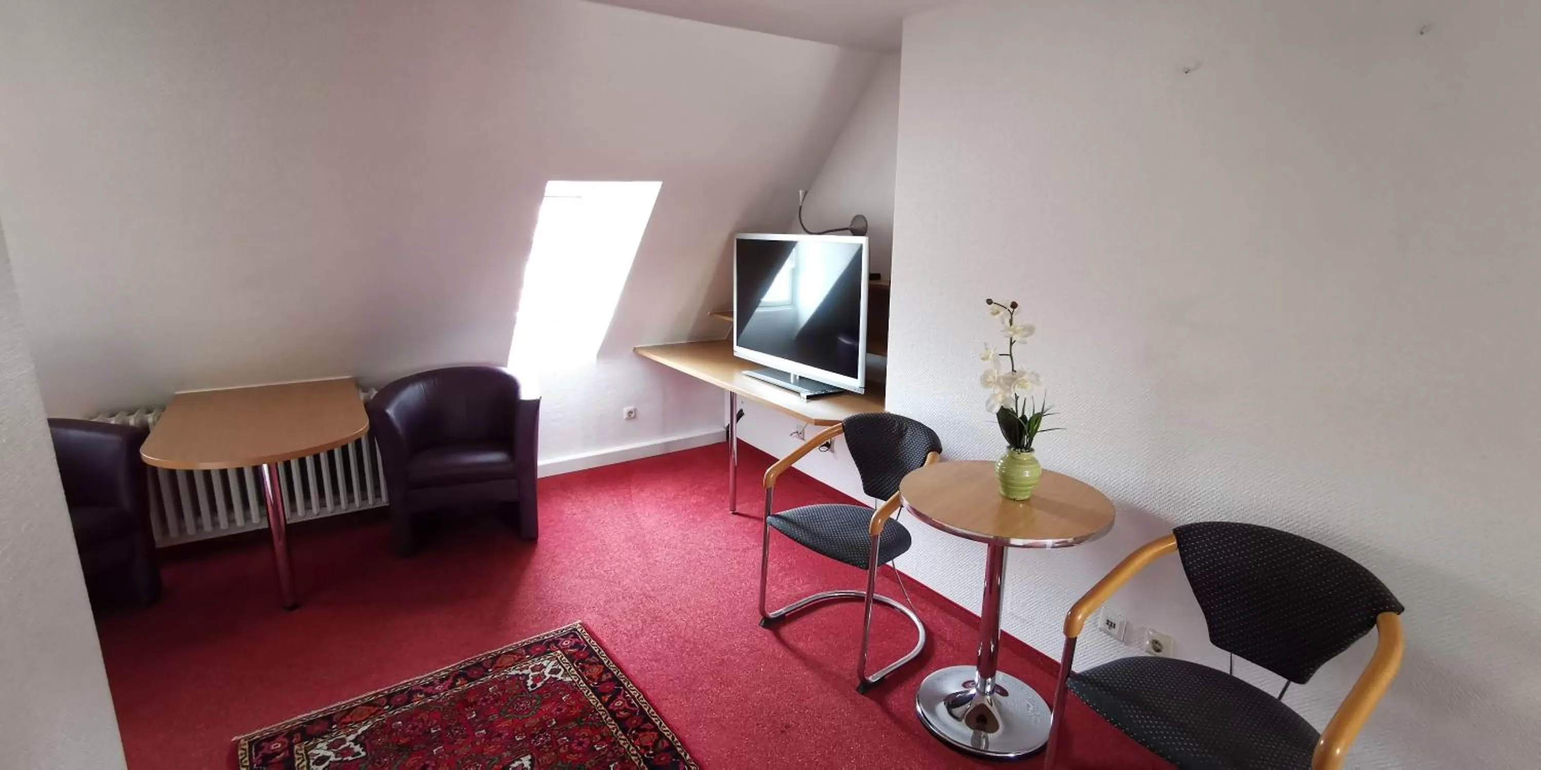 Photo of the whole room, TV/Entertainment Center in Zum Winzermännle