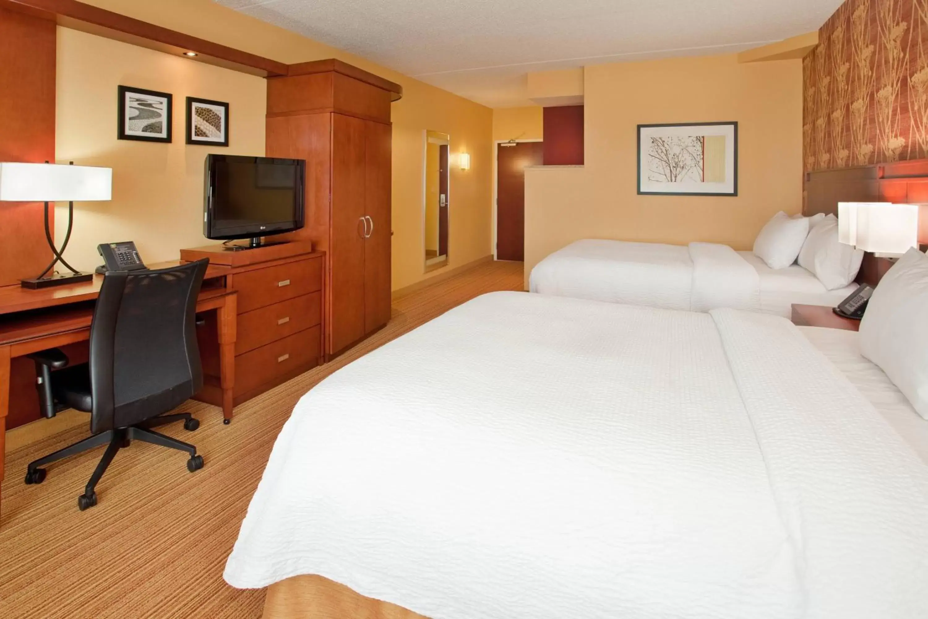 Photo of the whole room, Bed in Courtyard by Marriott Pittsburgh North/Cranberry Woods