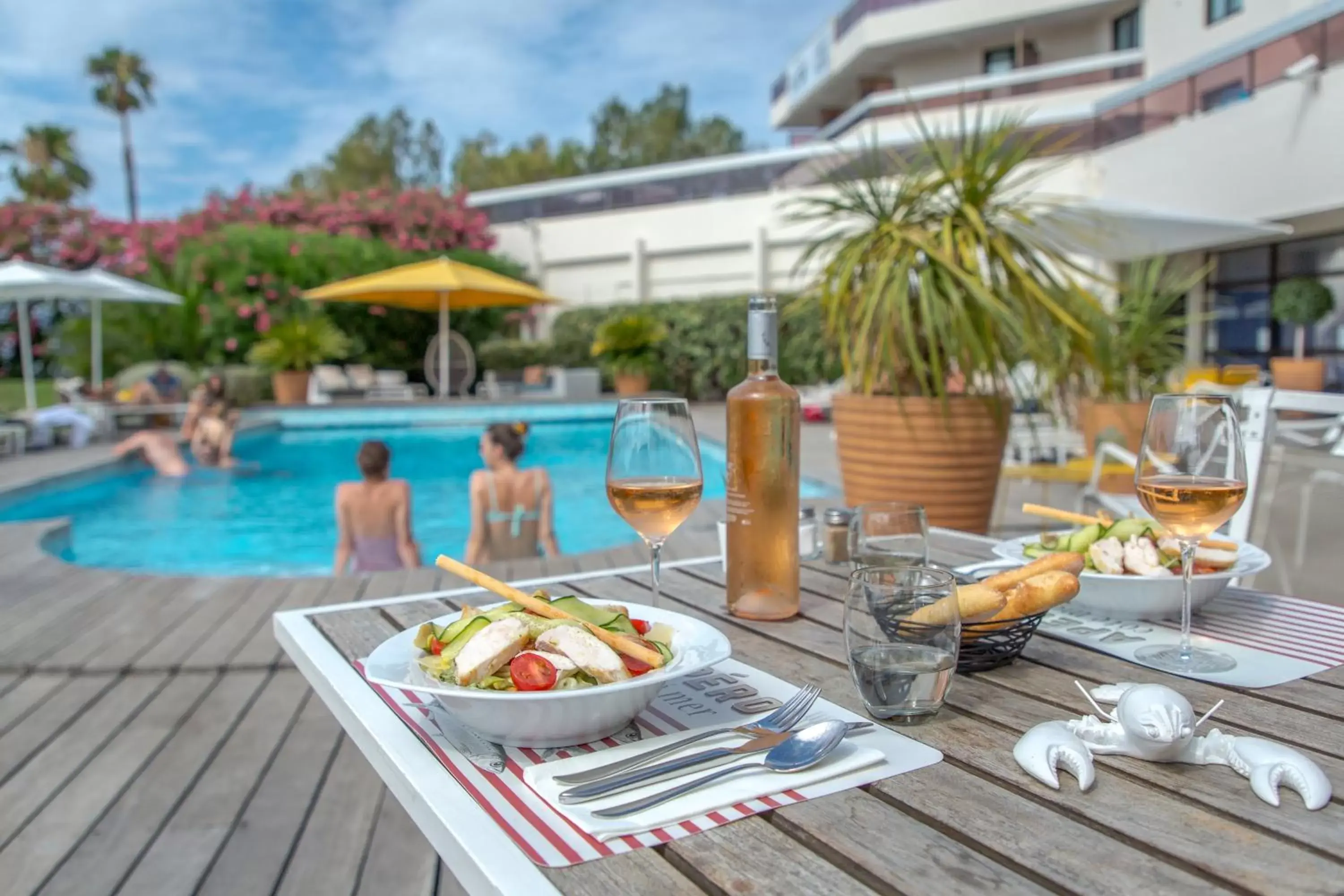 Restaurant/places to eat, Swimming Pool in Mercure Hyères Centre Côte d'Azur