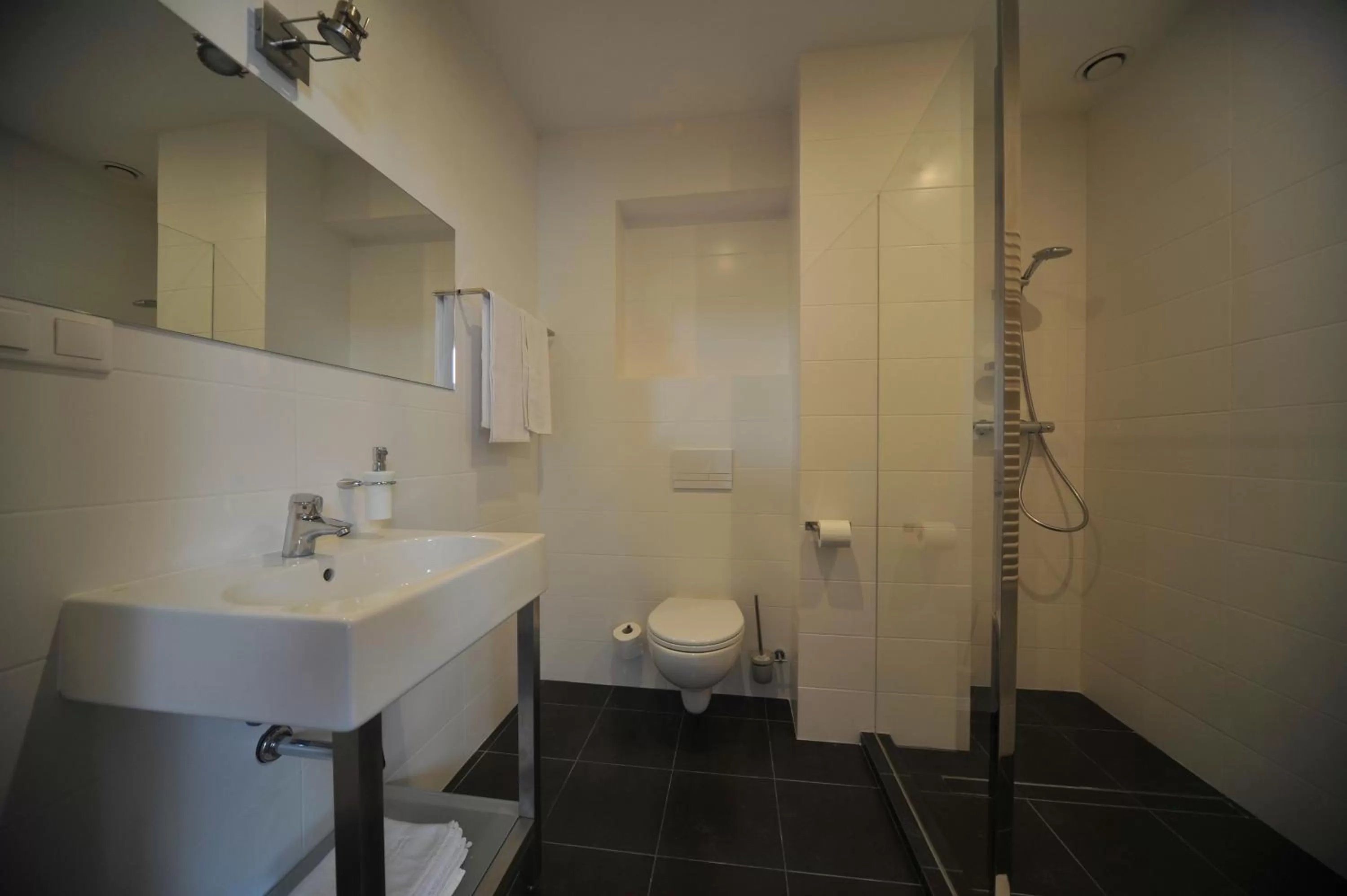 Shower in Vertigo Narie