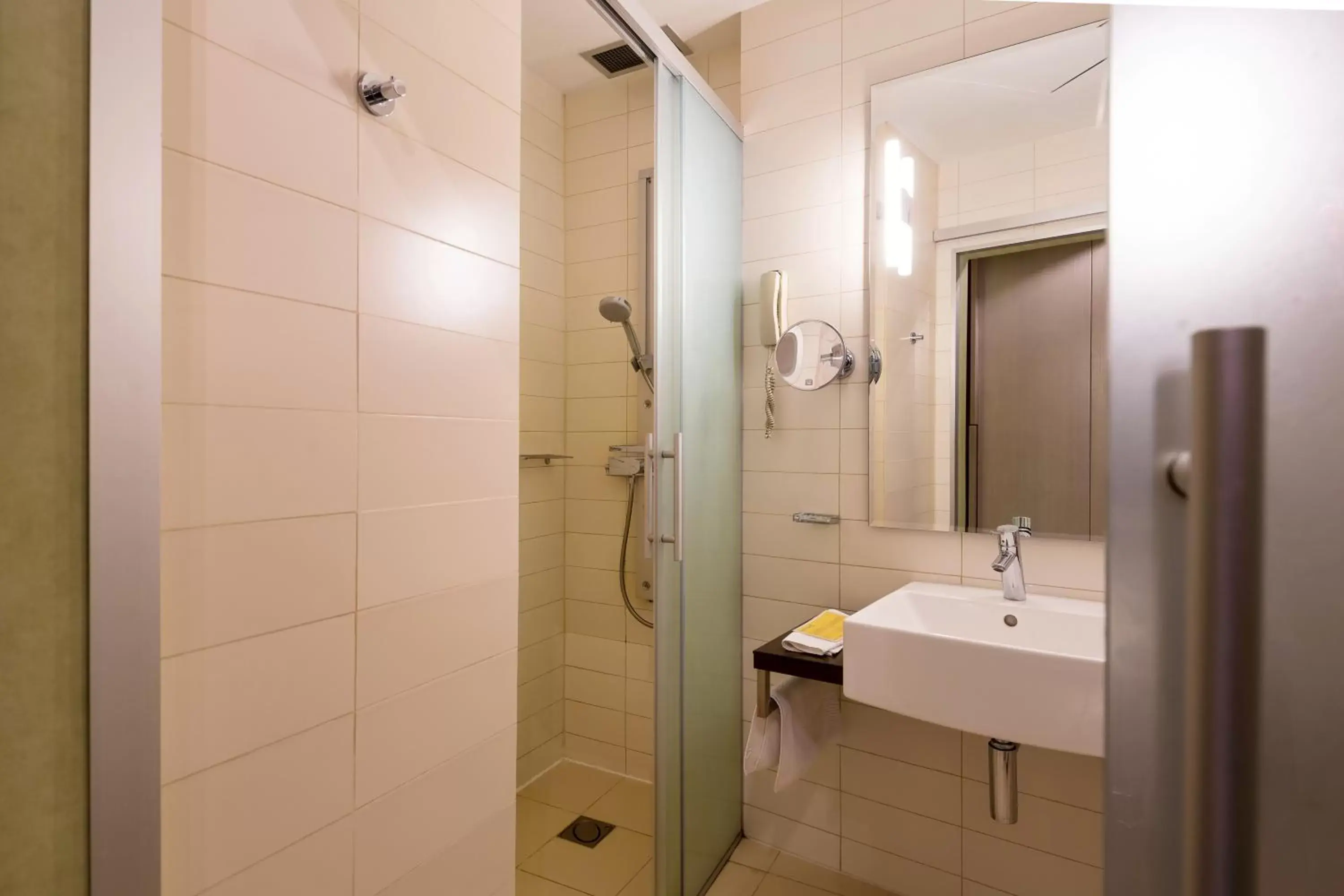 Shower, Bathroom in Hotel Golden Tulip Ana Tower Sibiu