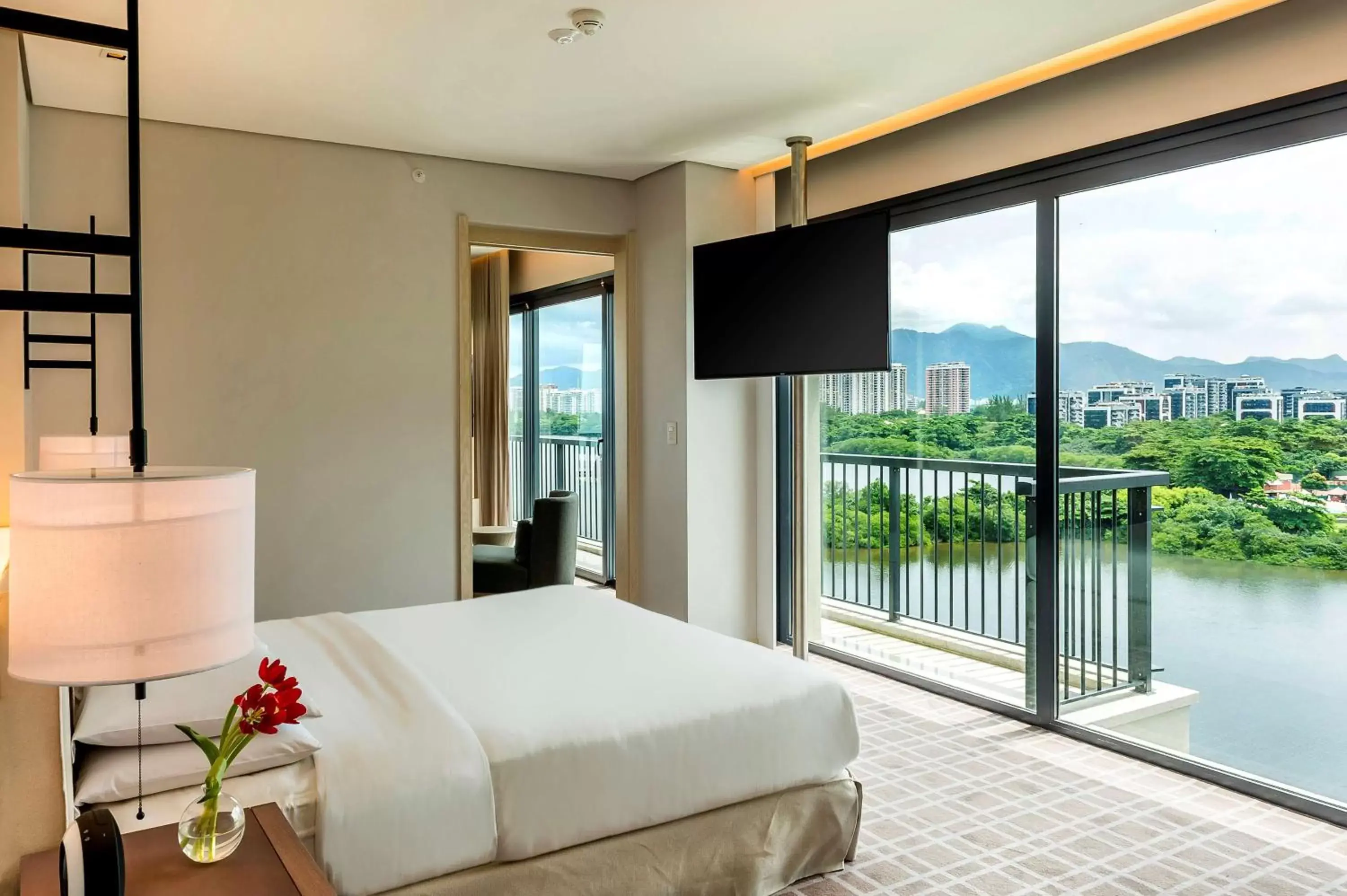 Bed, Mountain View in Grand Hyatt Rio de Janeiro