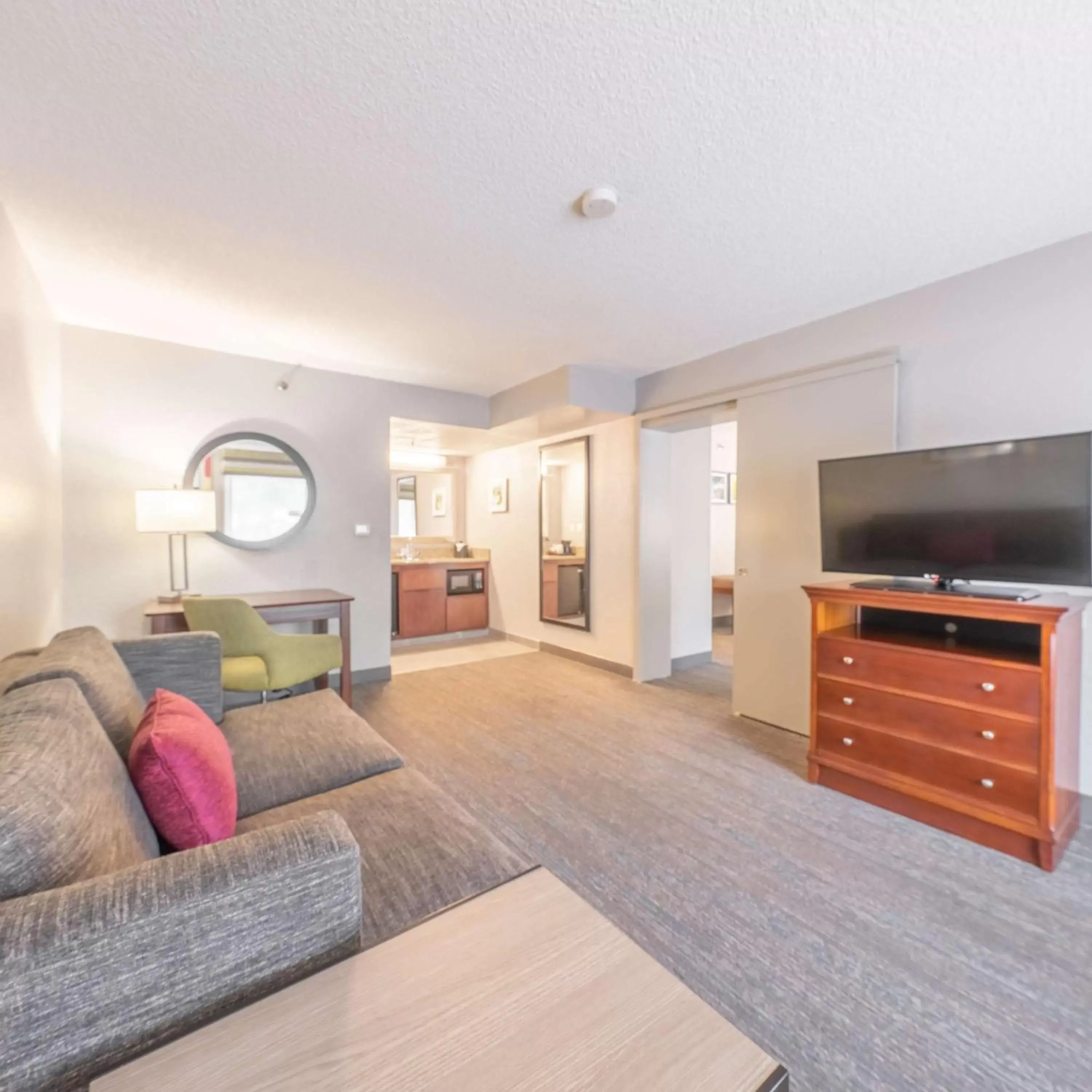 Bedroom, Seating Area in Hampton Inn Gainesville