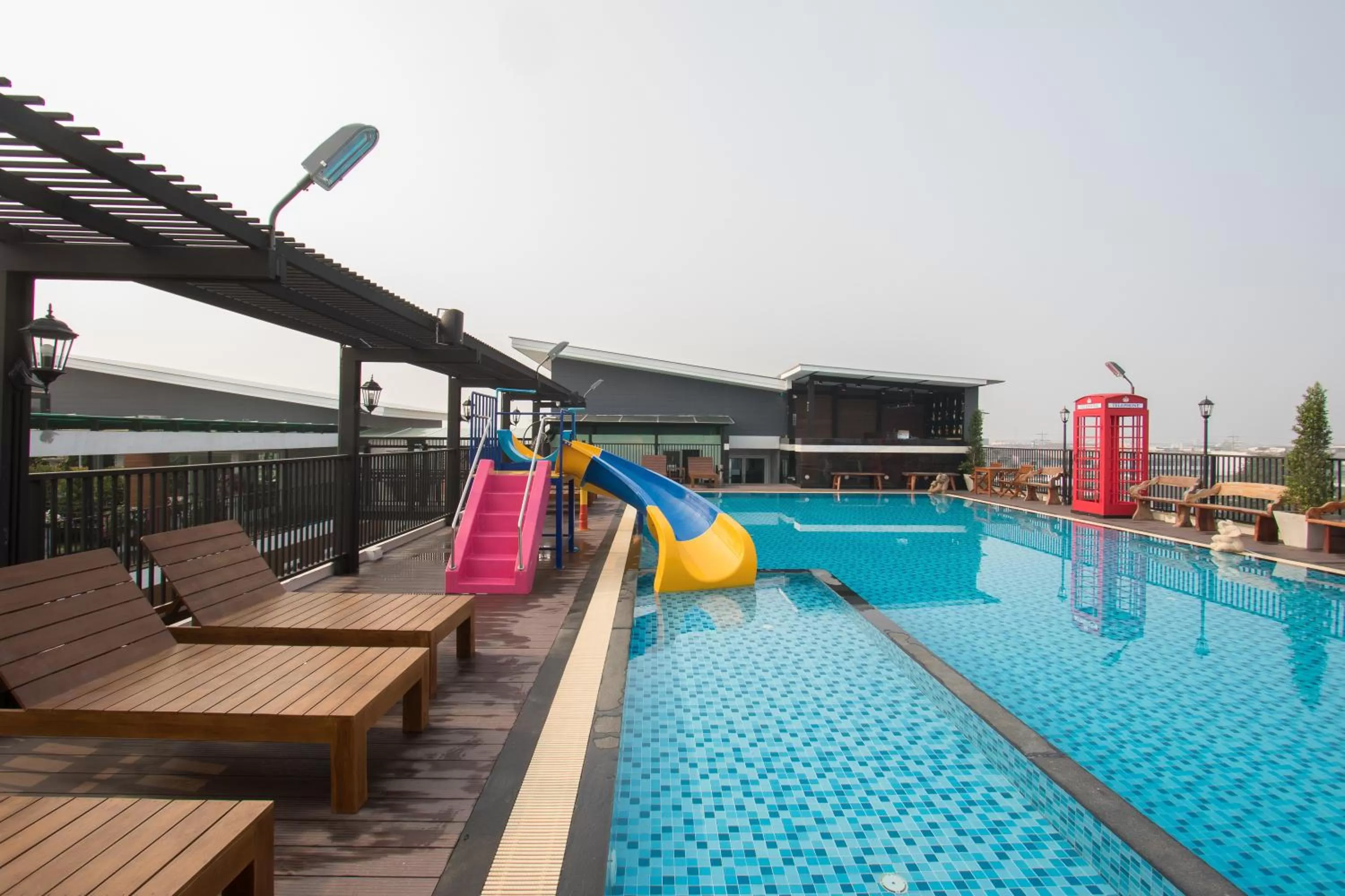 Swimming pool in B-your home Hotel Don Mueang Airport Bangkok 如你家酒店