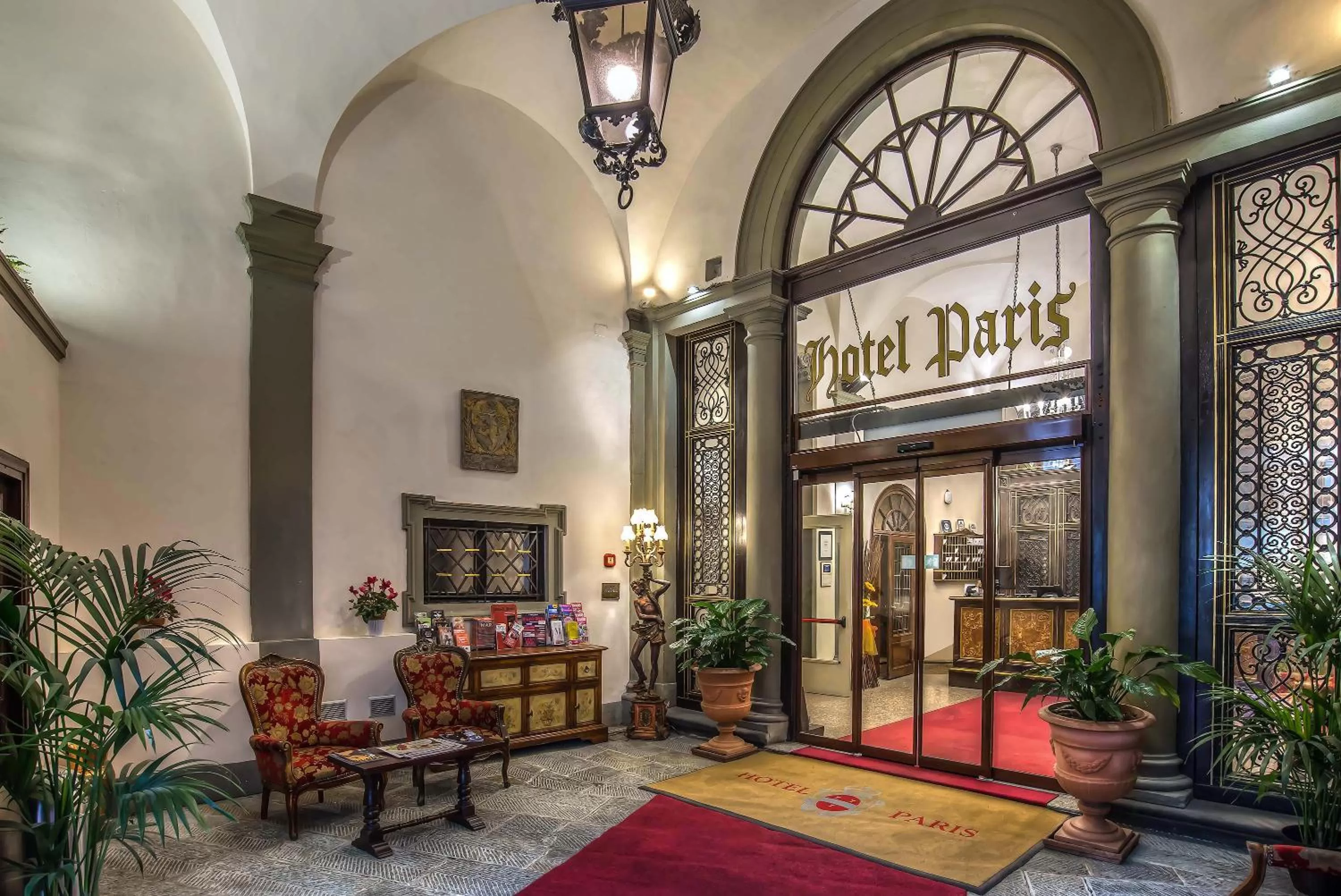Facade/entrance in Hotel Paris