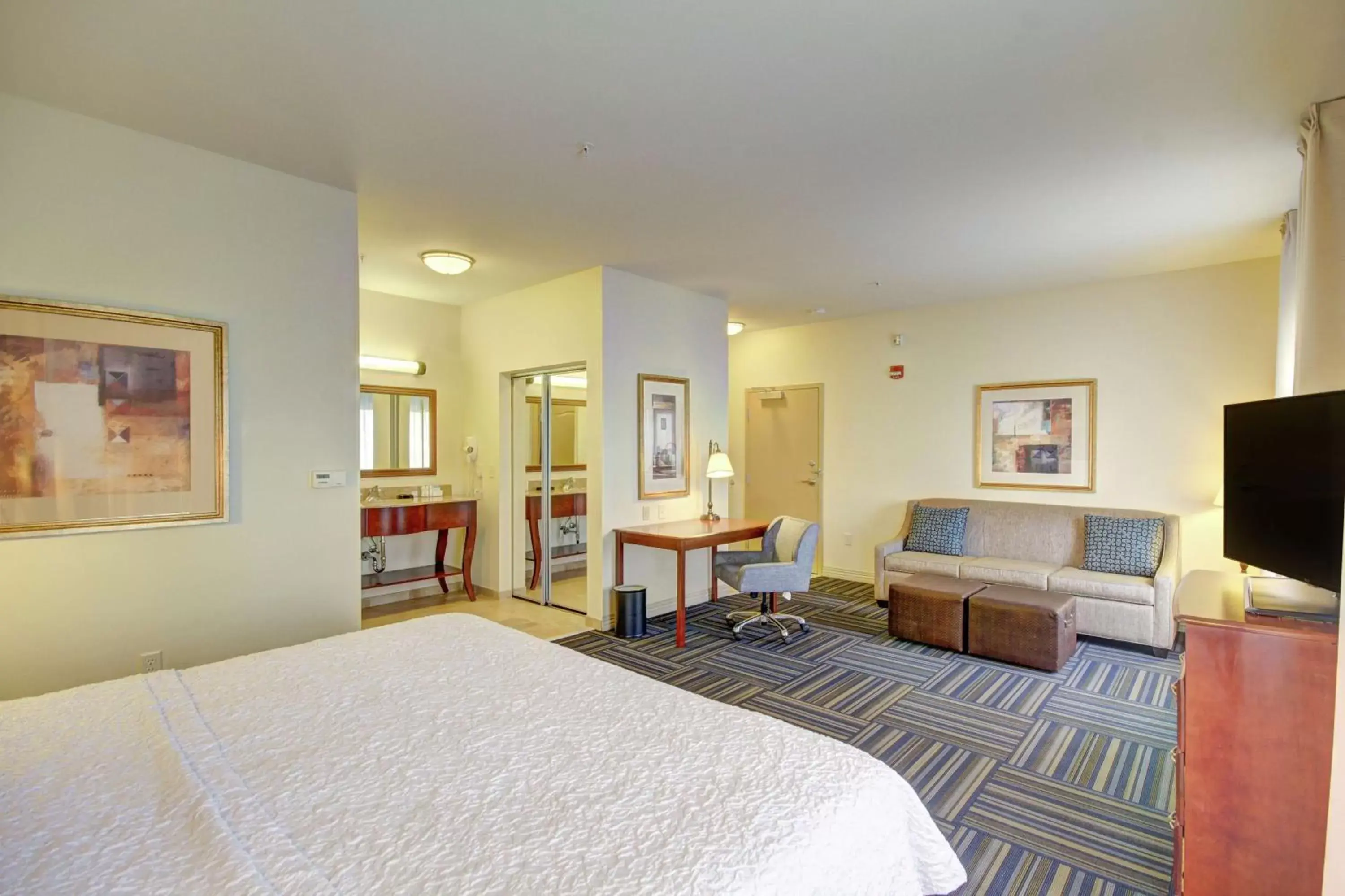 Bedroom in Hampton Inn and Suites Alexandria