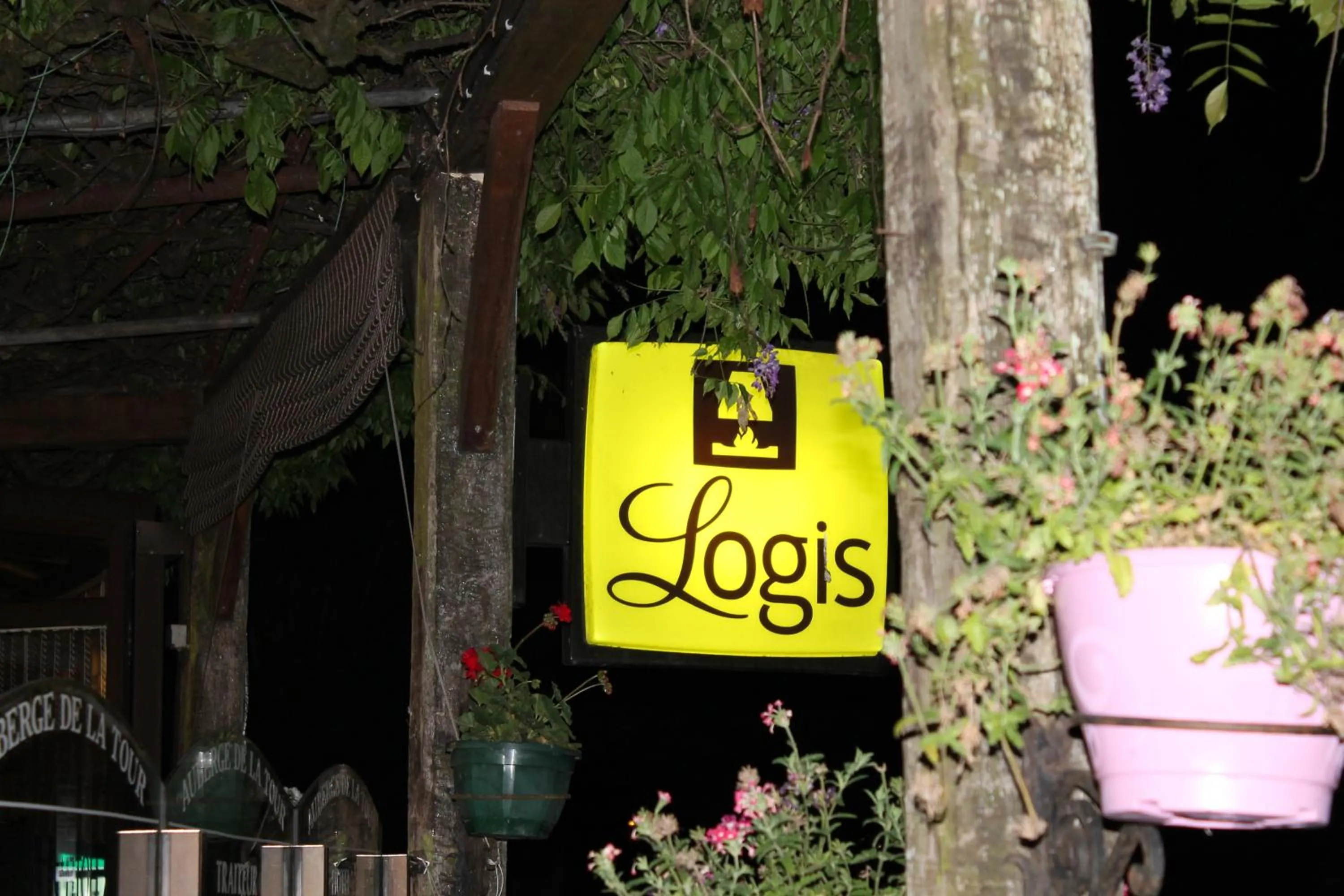 Logis Hotels- Auberge de la Tour - Hôtel et restaurant