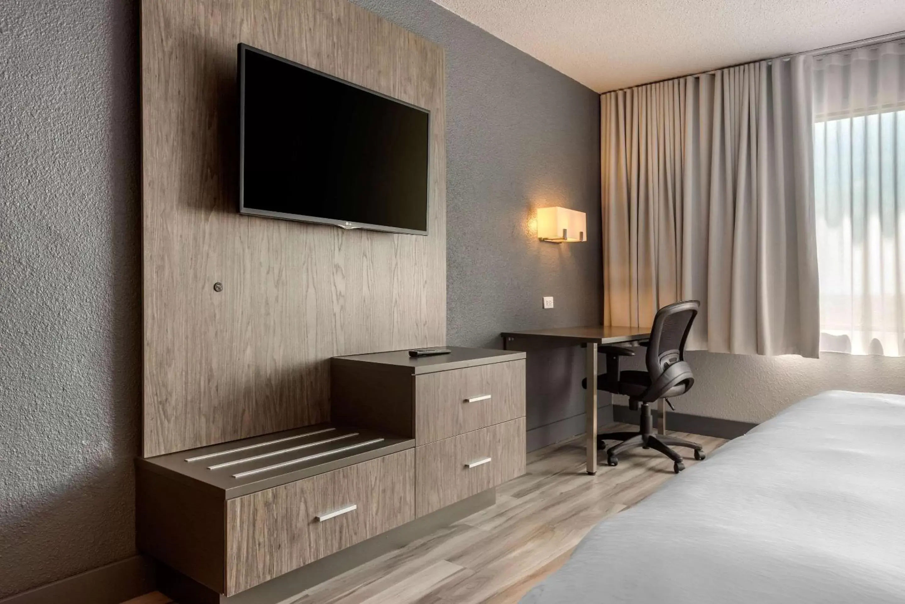 Photo of the whole room, TV/Entertainment Center in Hotel Quartier, Ascend Hotel Collection