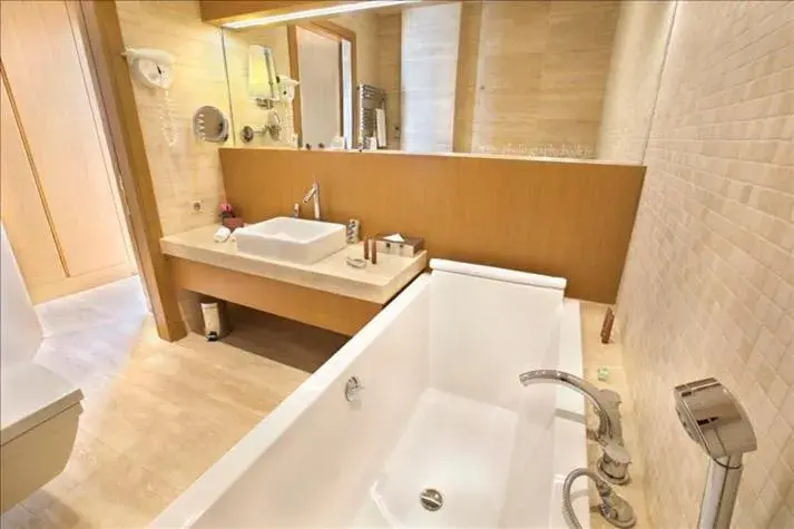 Bathroom in Hostellerie La Farandole
