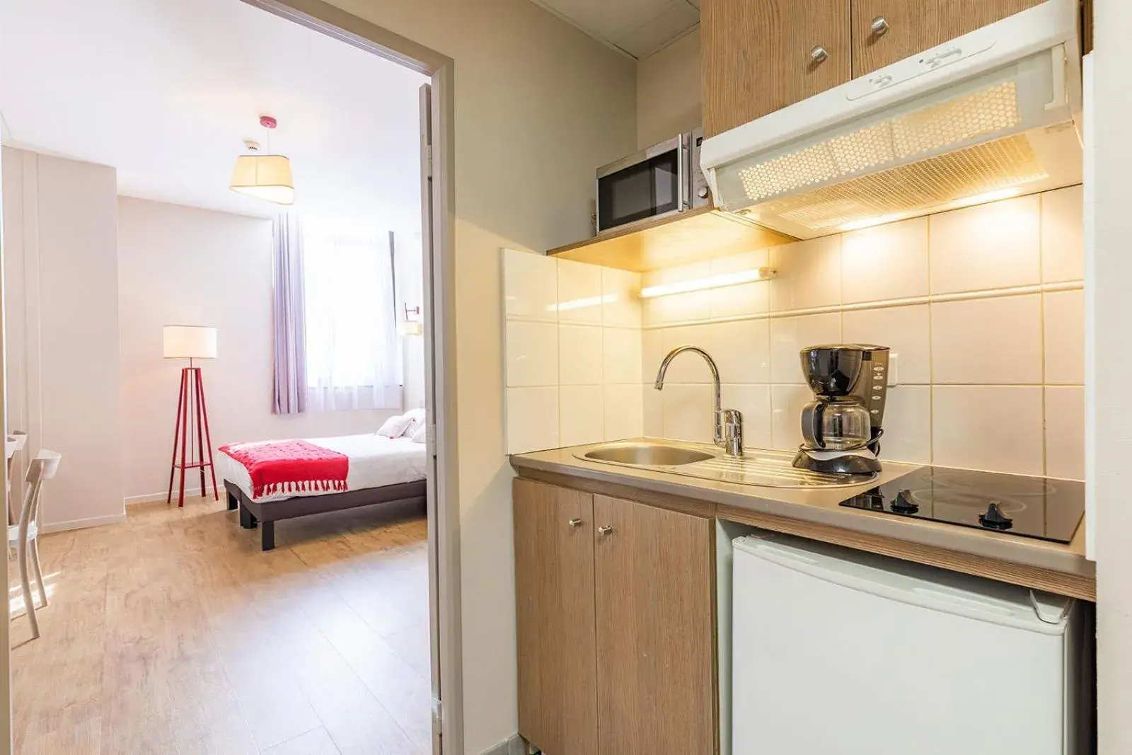 Kitchen or kitchenette, Bed in Appart'City Confort Strasbourg Centre Kitchen or kitchenette, Bed in Appart'City Confort Strasbourg Centre