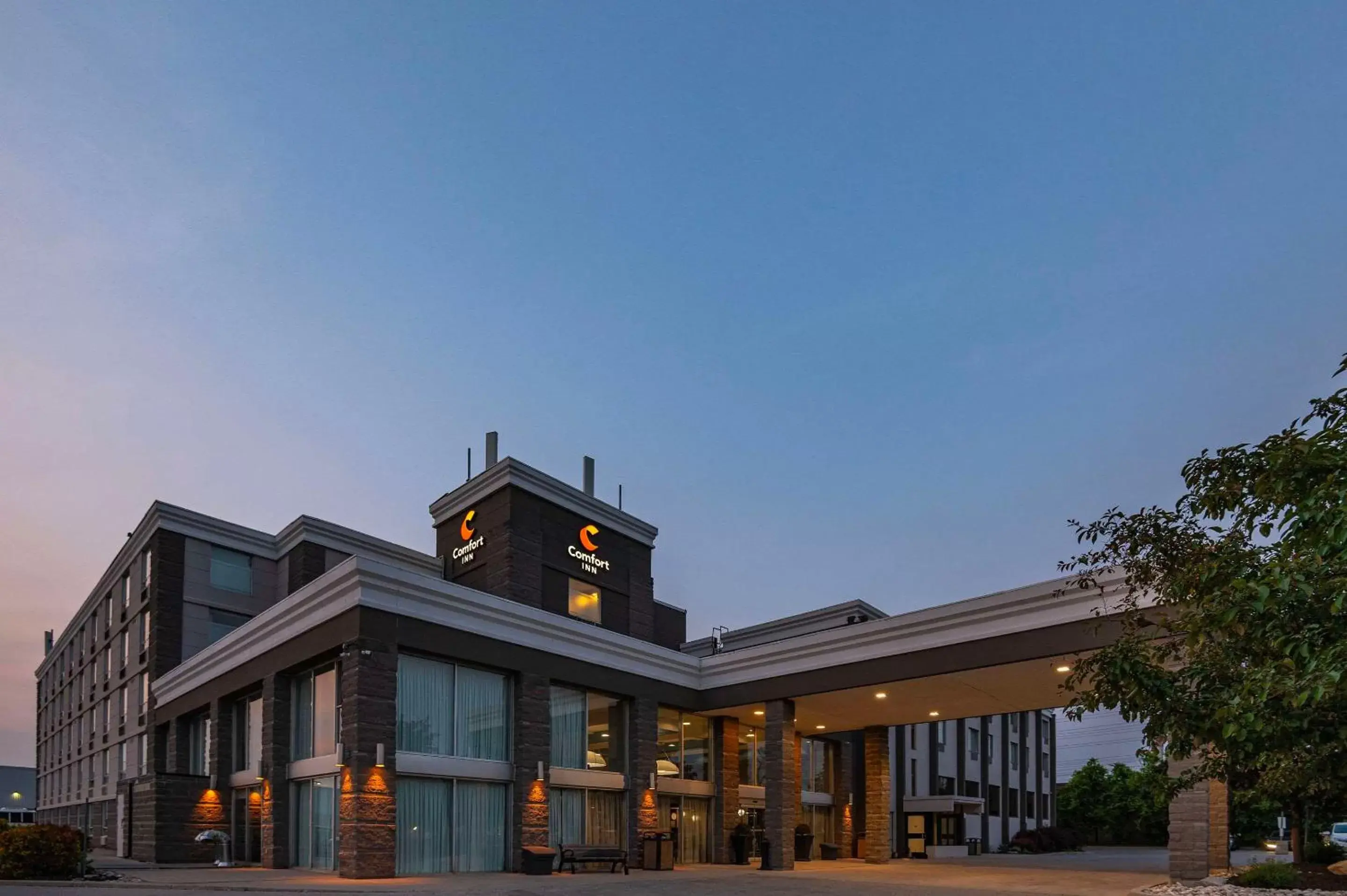 Property Building in Comfort Inn & Conference Centre Toronto Airport