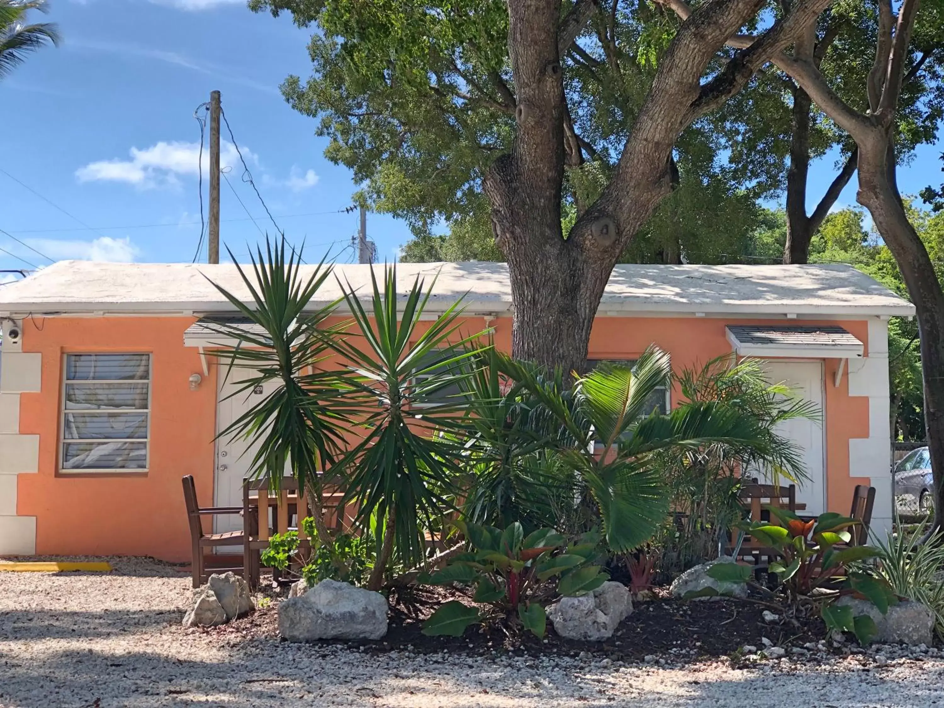 Garden, Property Building in The Pelican Key Largo Cottages