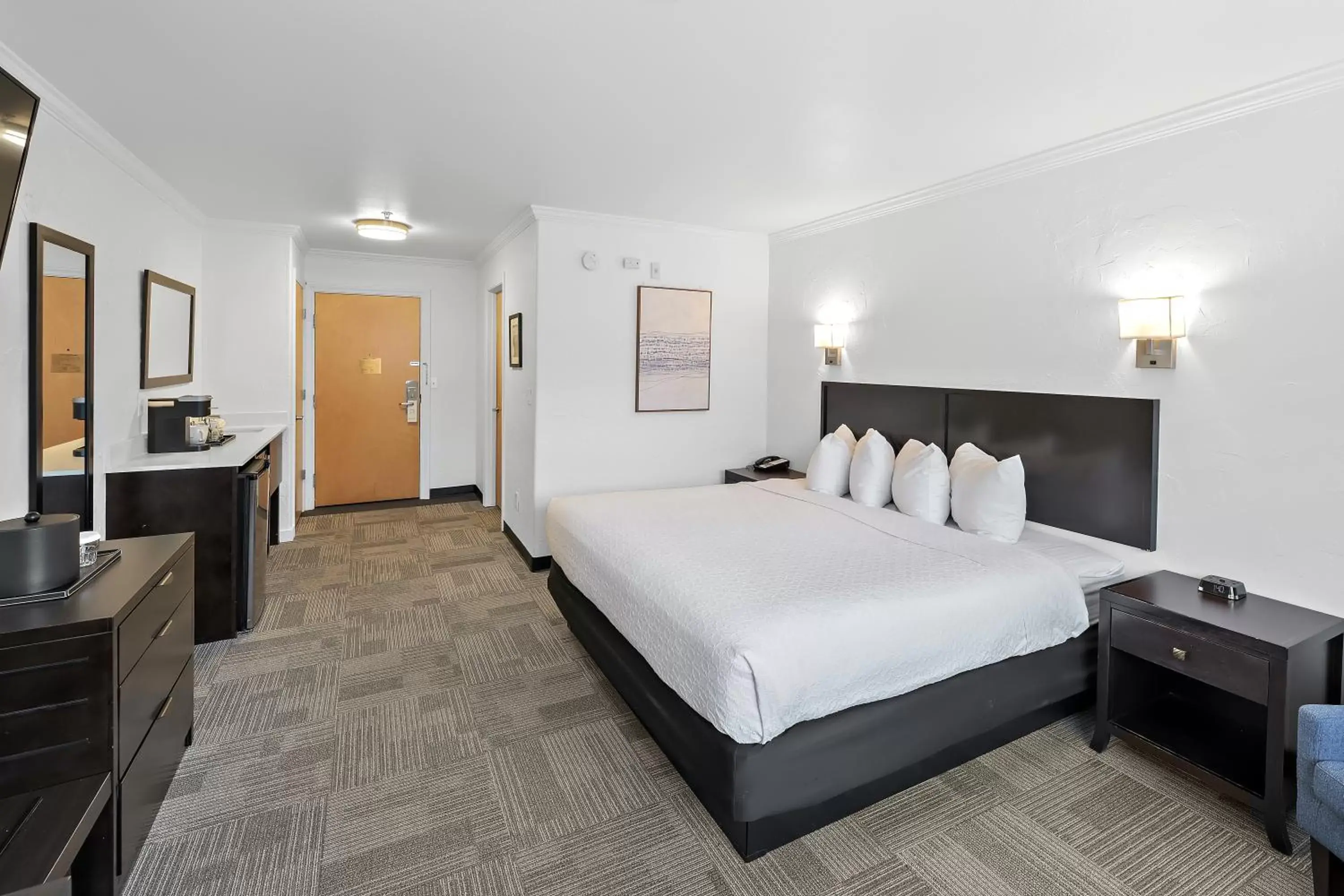 Bed in Best Western Wesley Inn & Suites