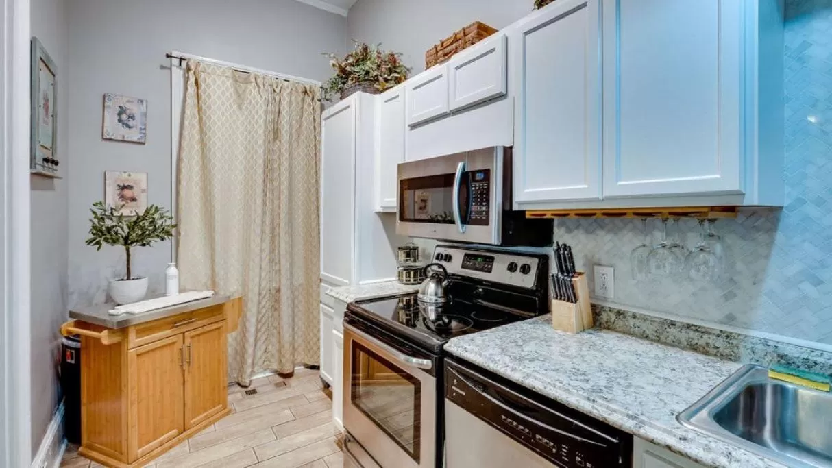 Kitchen or kitchenette, Kitchen/Kitchenette in Comfortable Escape in Historic Downtown Savannah