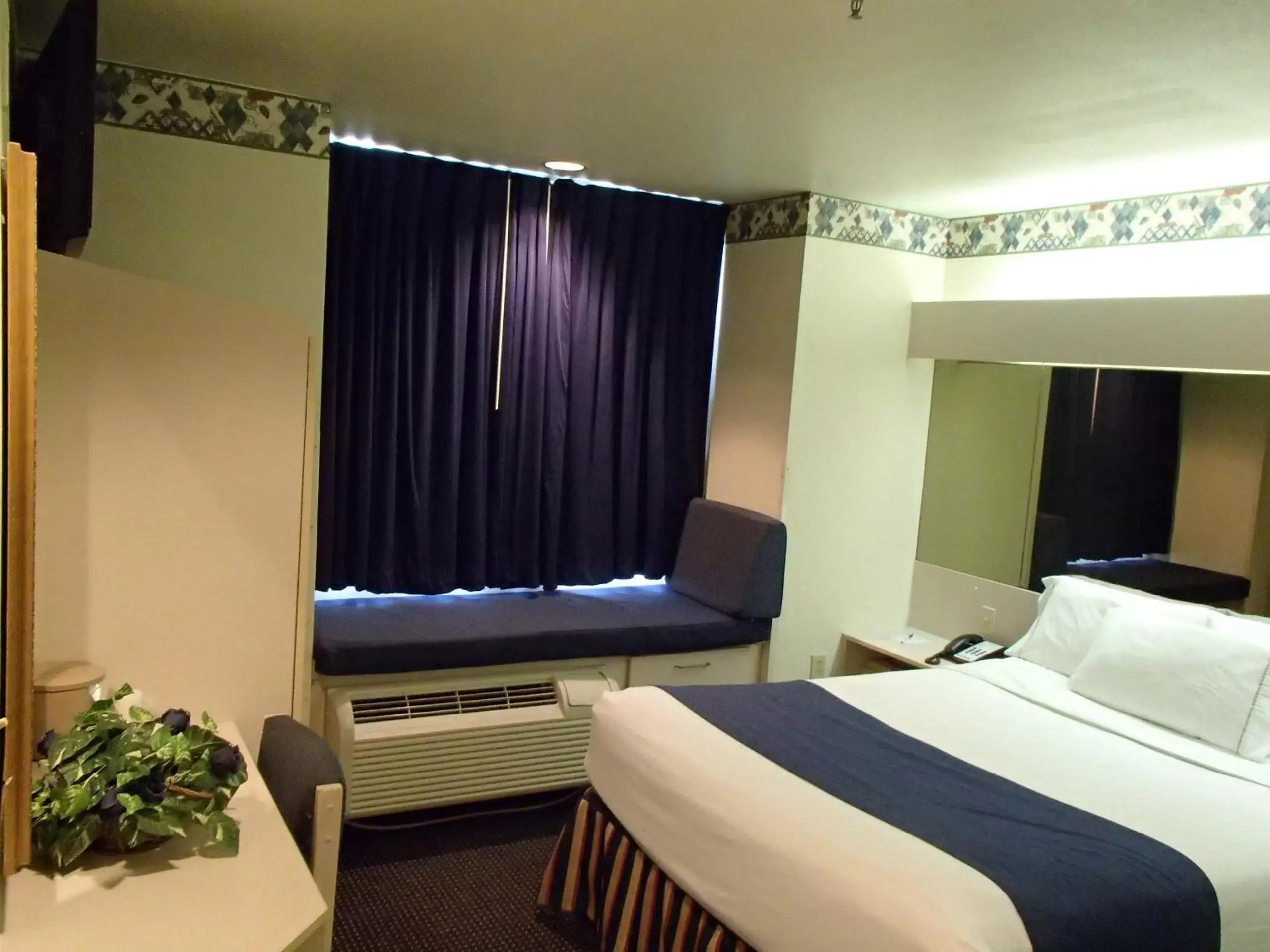 Photo of the whole room, Bed in Motel 6-Fort Worth, TX - Burleson