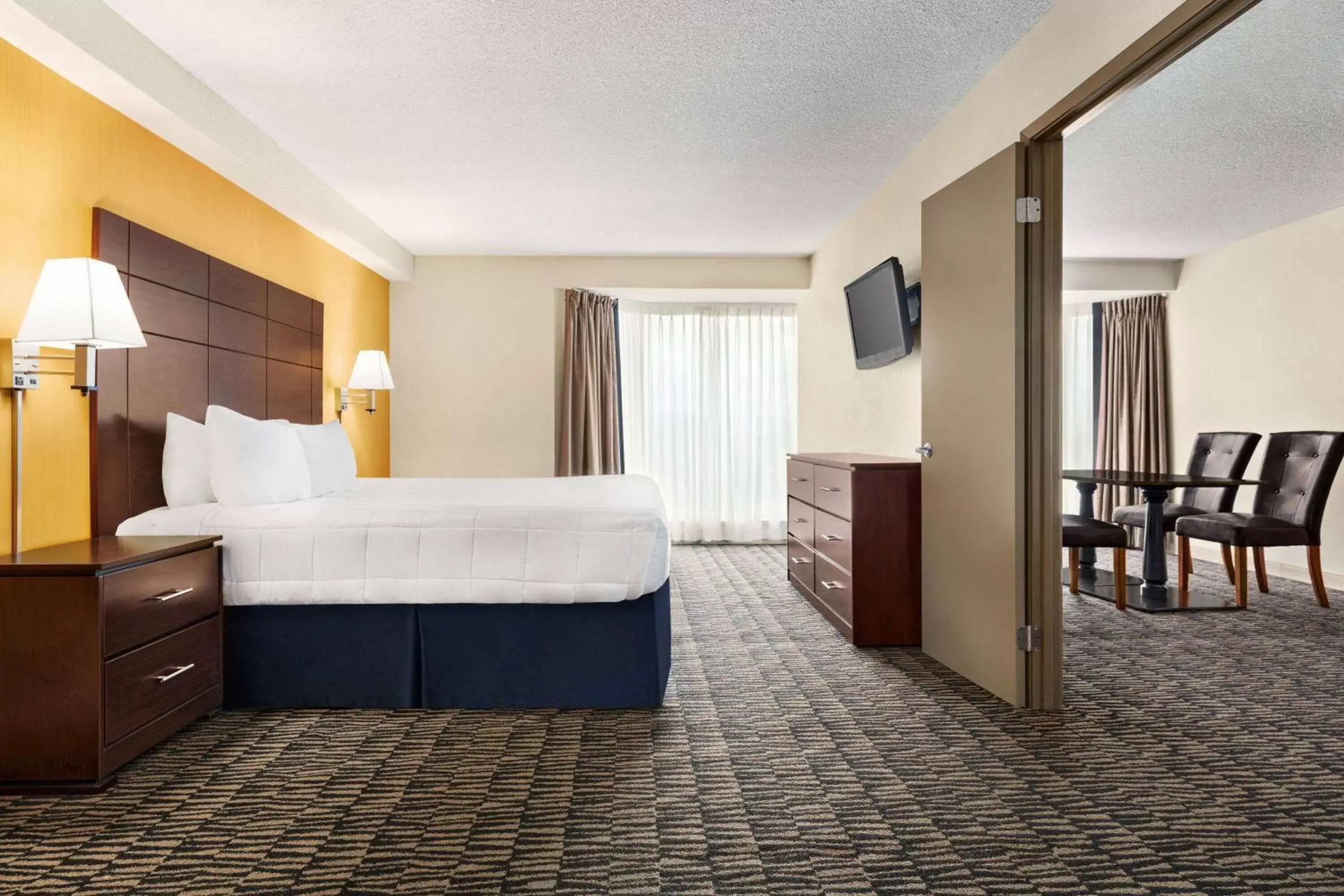 Photo of the whole room, Bed in Ramada Plaza by Wyndham Niagara Falls