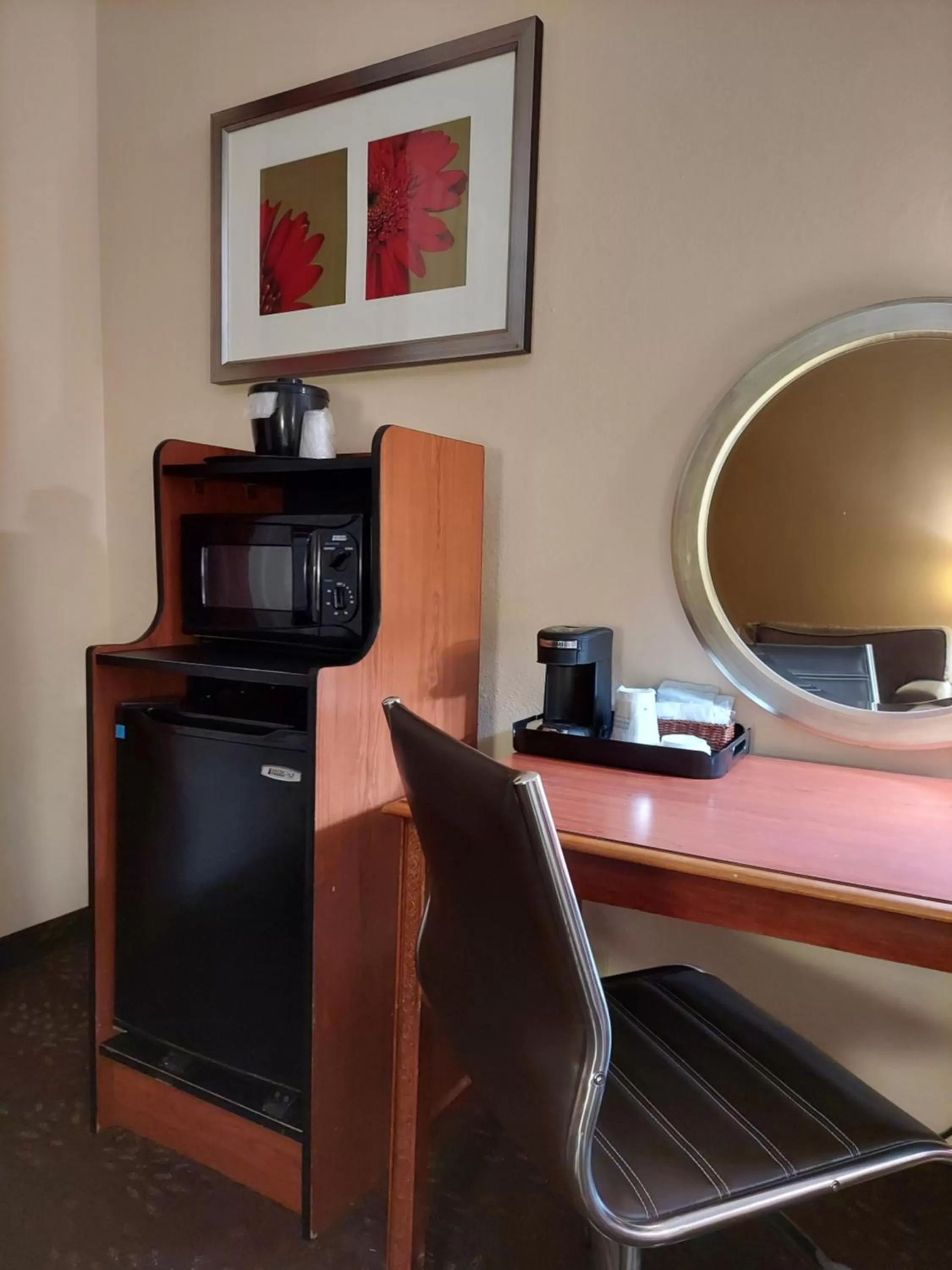 Coffee/tea facilities in Baymont by Wyndham Portage