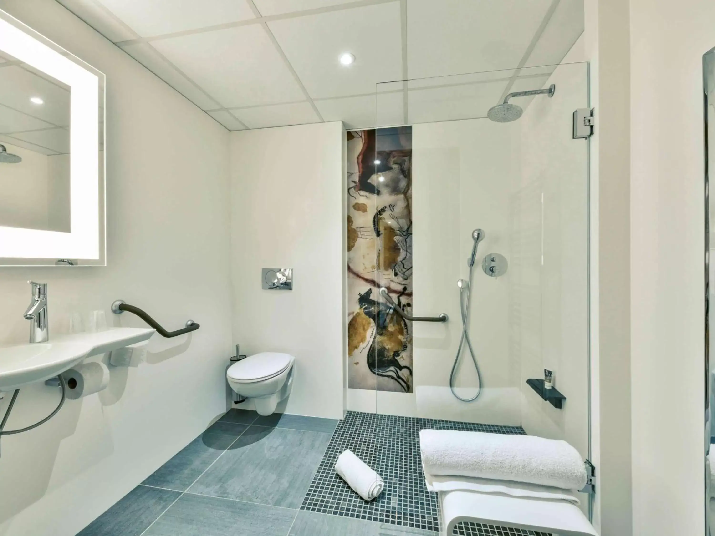 Photo of the whole room, Bathroom in Mercure Périgueux Centre Historique